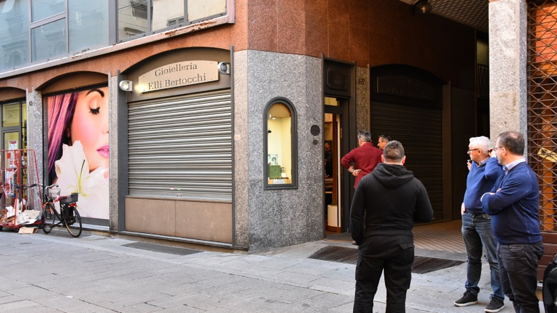 La polizia ferma un 23enne. Sospettato della rapina in via Calzolai