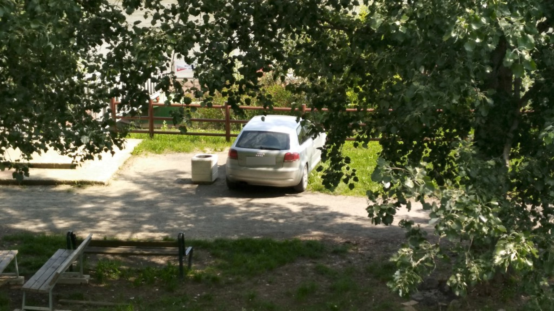 "Bivacchi, grigliate e auto sui vialetti". Segnalazione di un lettore indignato