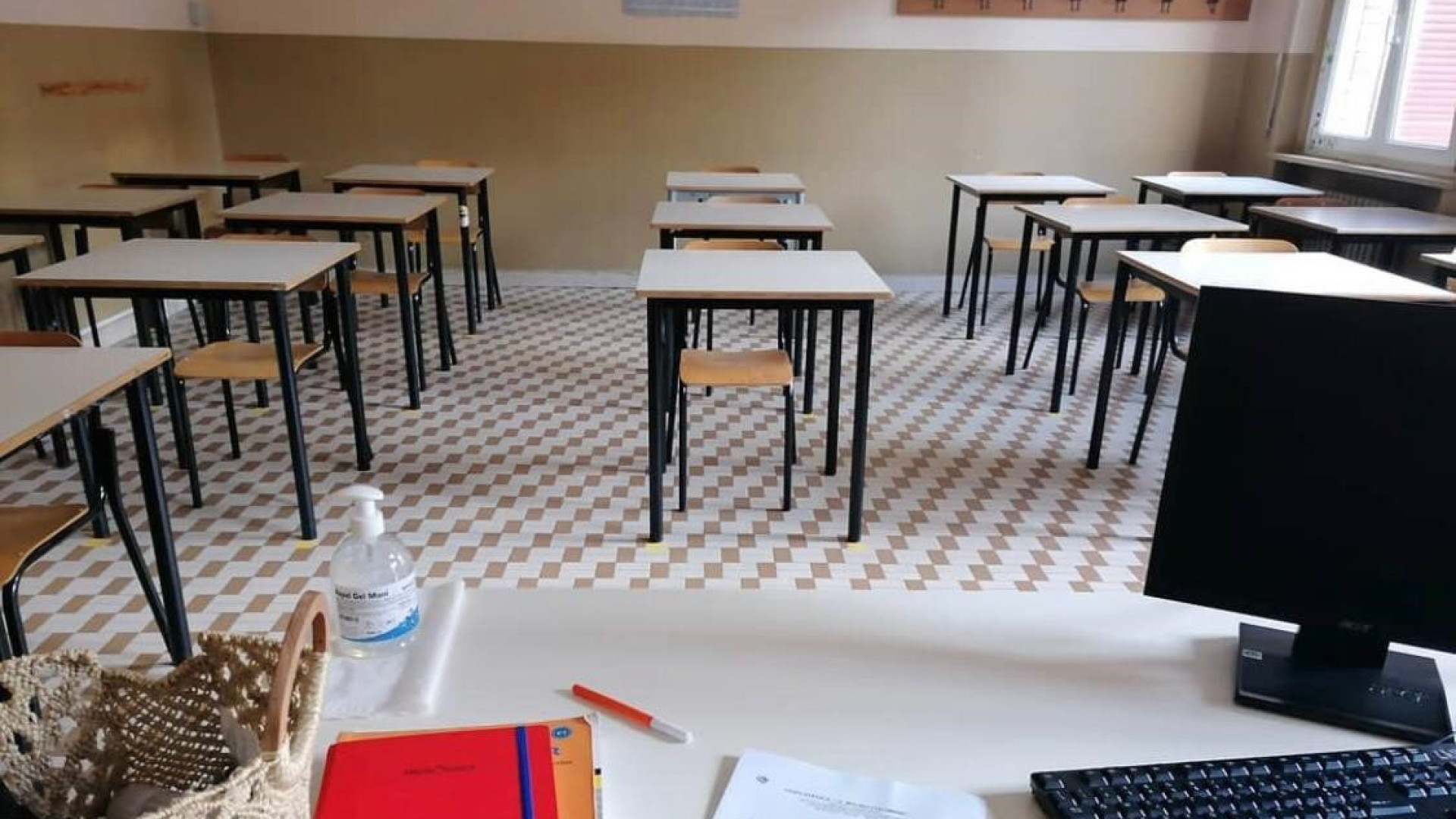 Scuola, caos tra quarantene Covid e sospensioni del personale No-vax