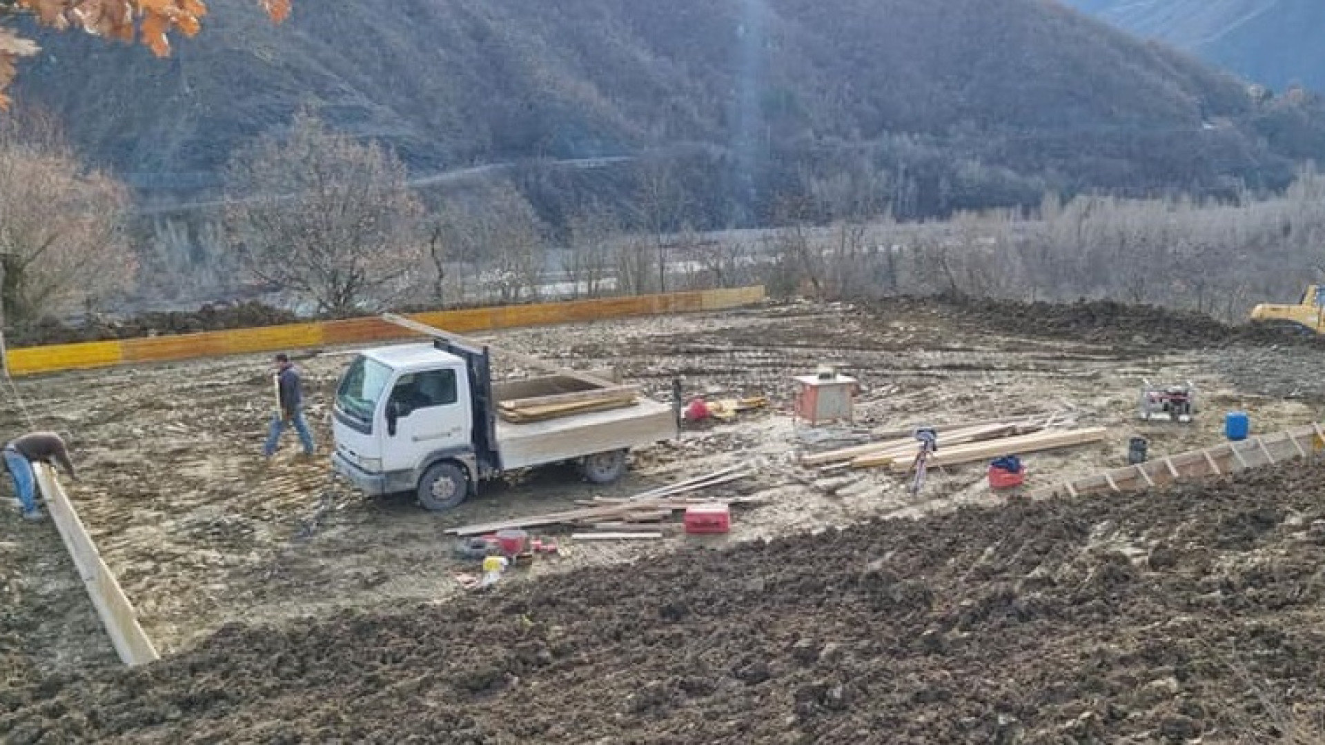 Via ai lavori per la piazzola di atterraggio dell'elisoccorso a Marsaglia. Terreno donato