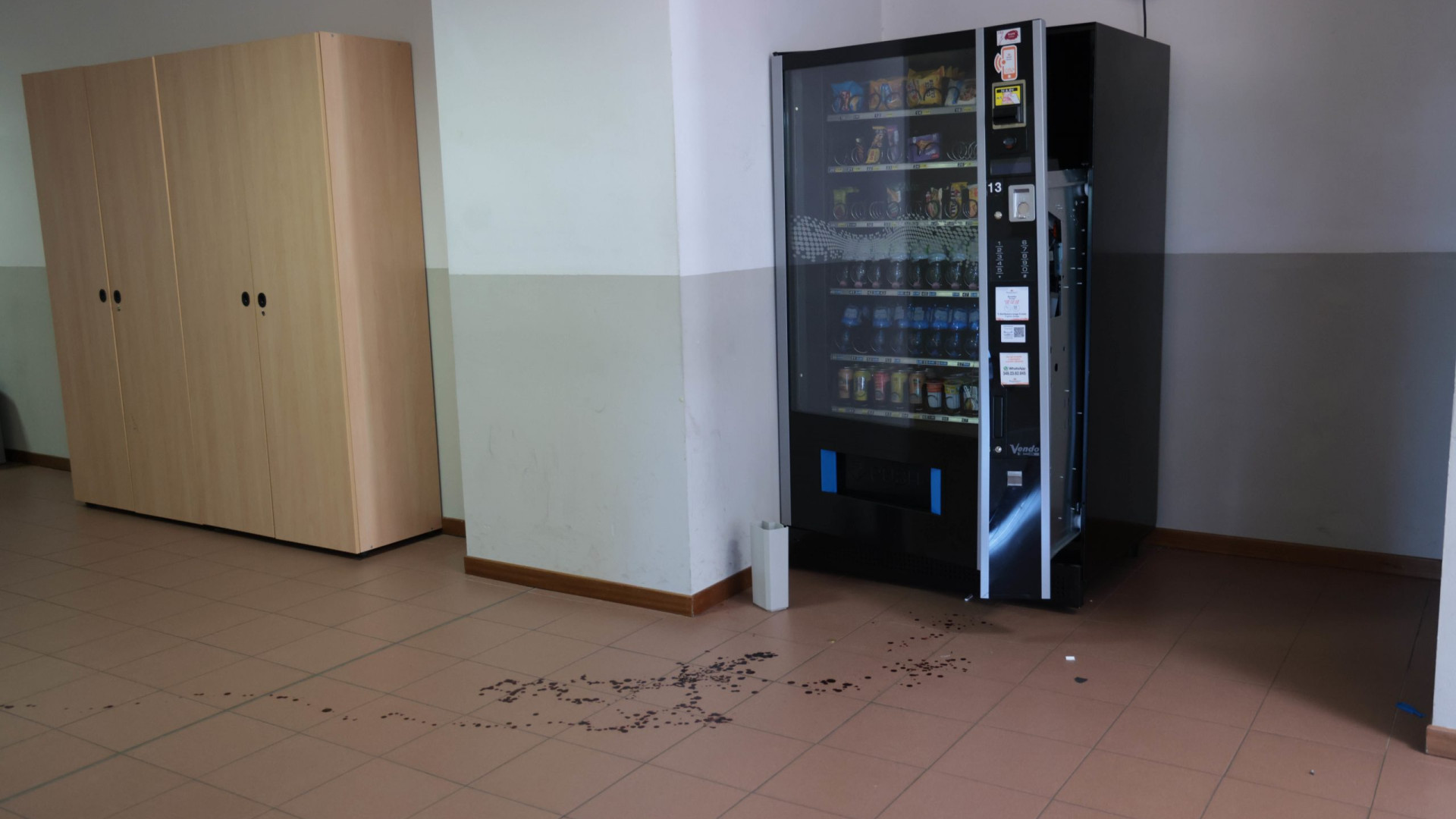 Intrusione notturna a scuola: sangue e macchinette svuotate. Indagini in corso