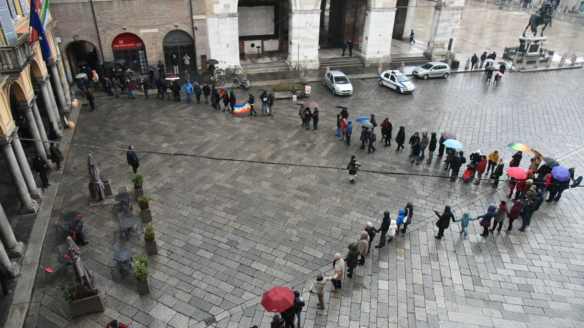 Catena umana, 400 persone abbracciano Palazzo Mercanti