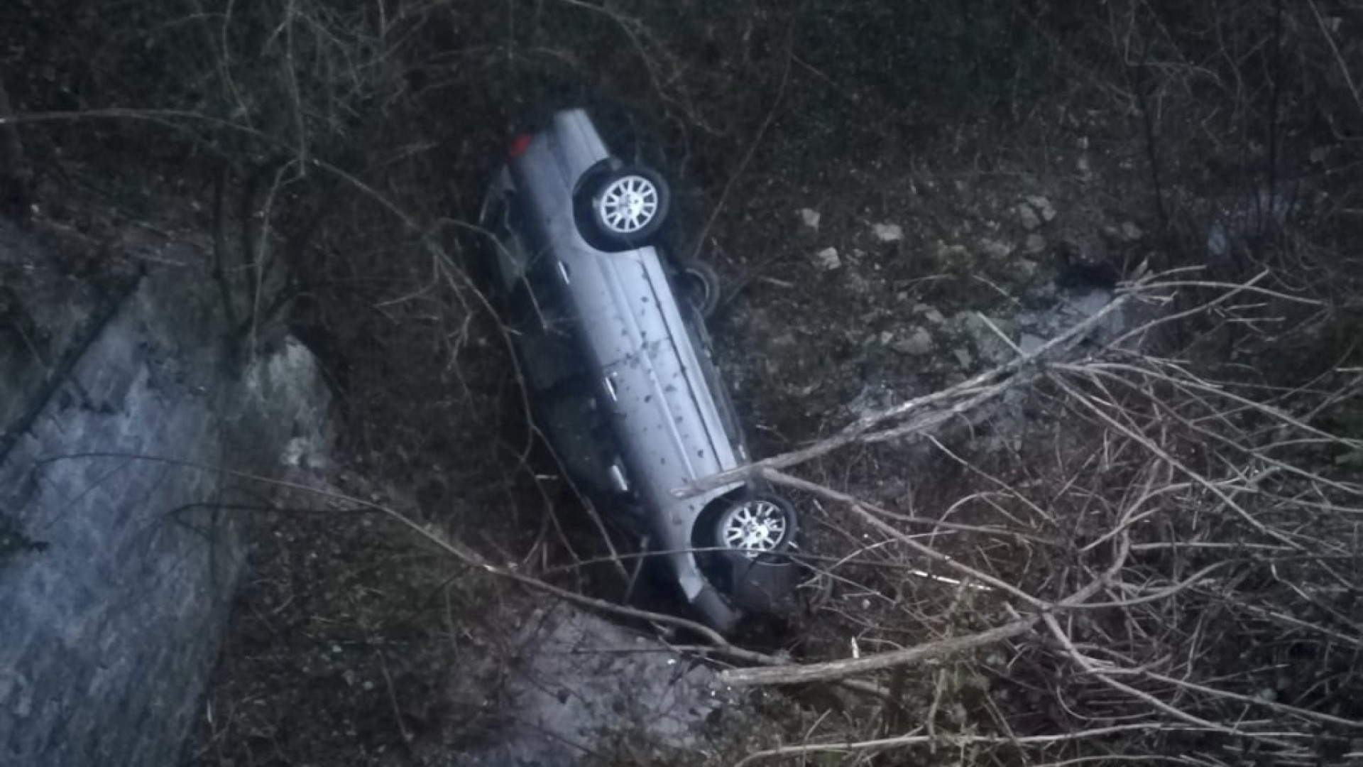 Auto fuori strada finisce nella scarpata. Una persona ferita a Genepreto