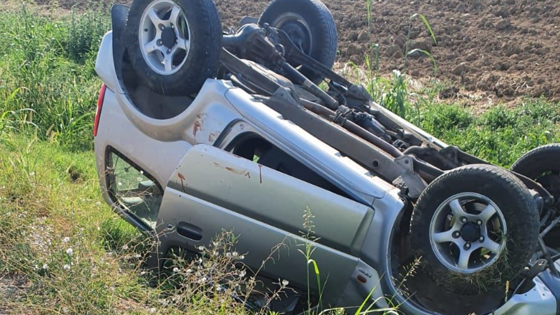 Perde il controllo dell'auto e si ribalta fuori strada, spavento per una donna