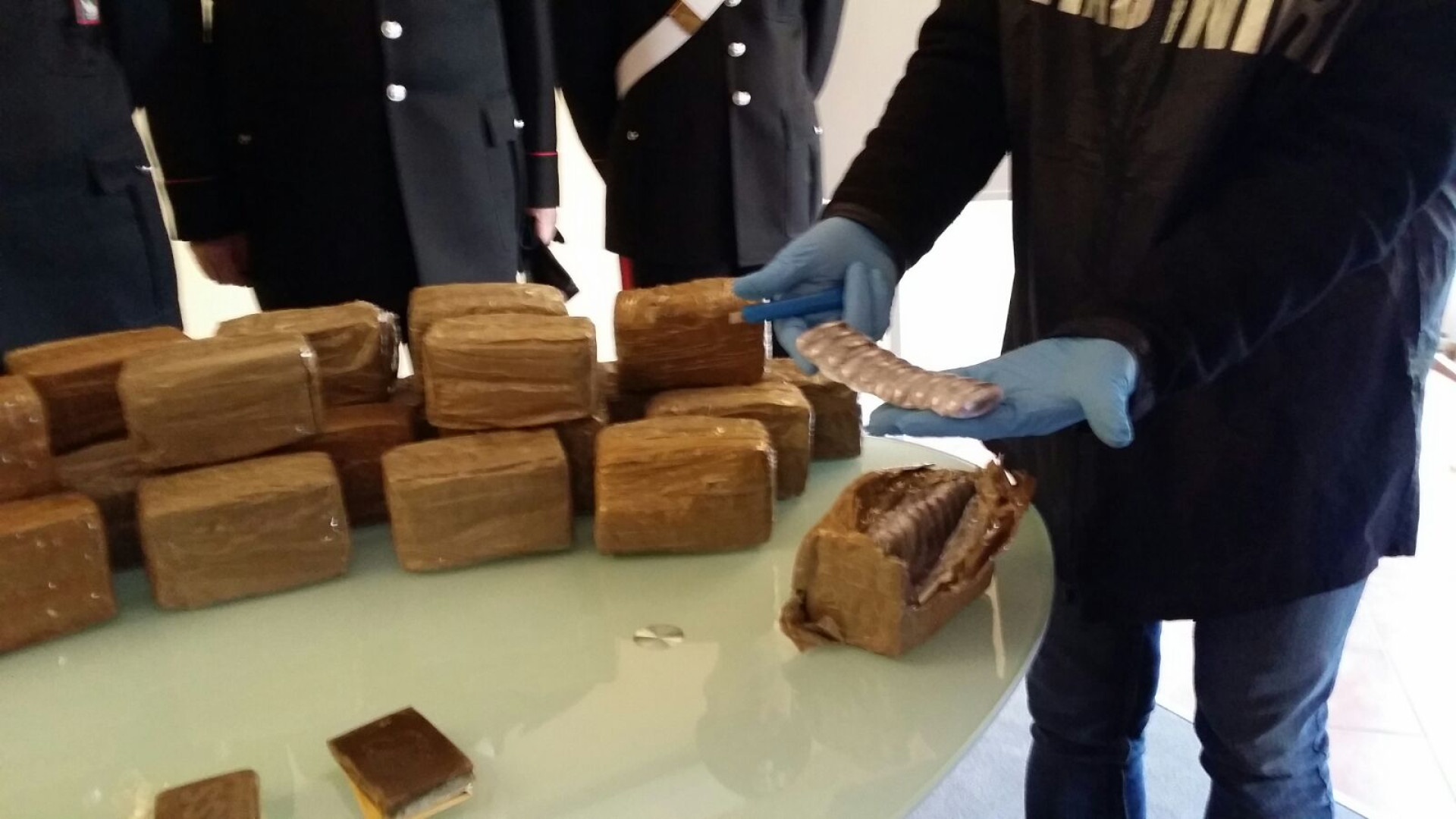 Hashish, sequestro record dei carabinieri: oltre 400 chili. Due arresti