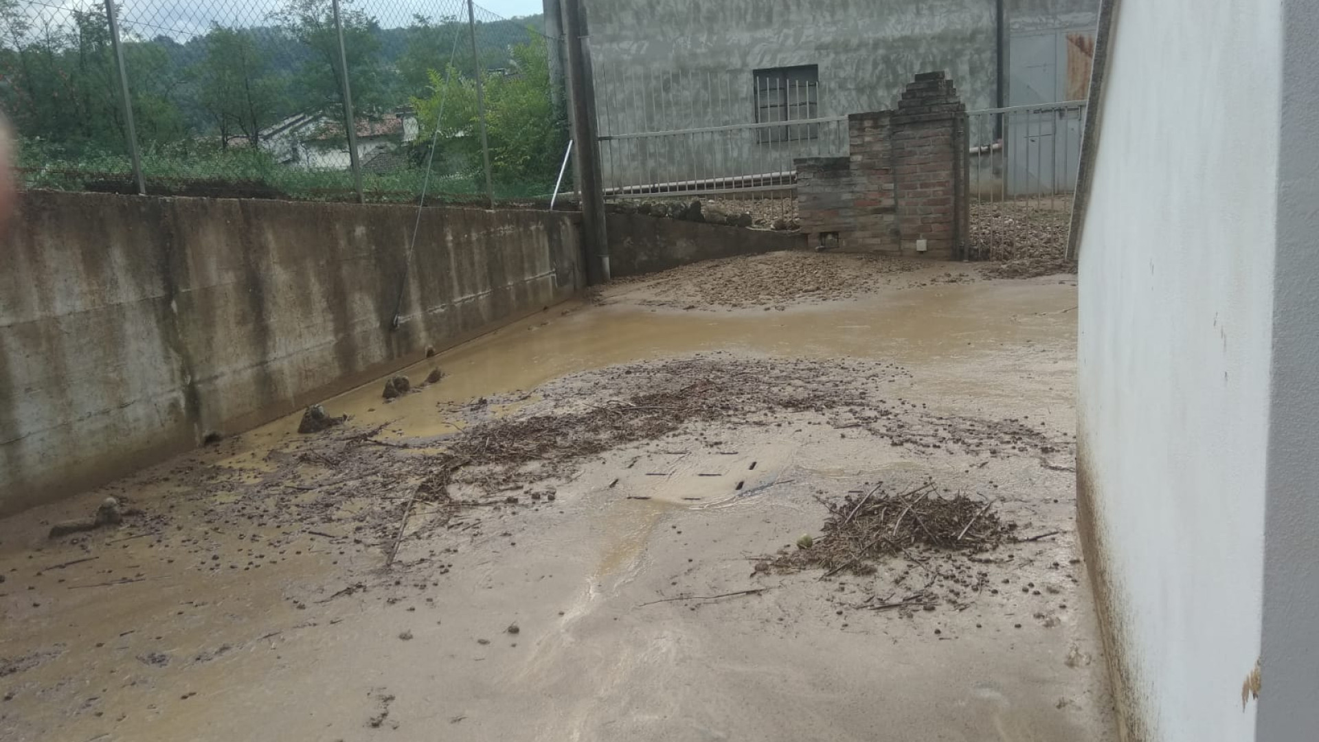 Bomba di fango su una casa a Sariano di Gropparello: due giorni per liberarla