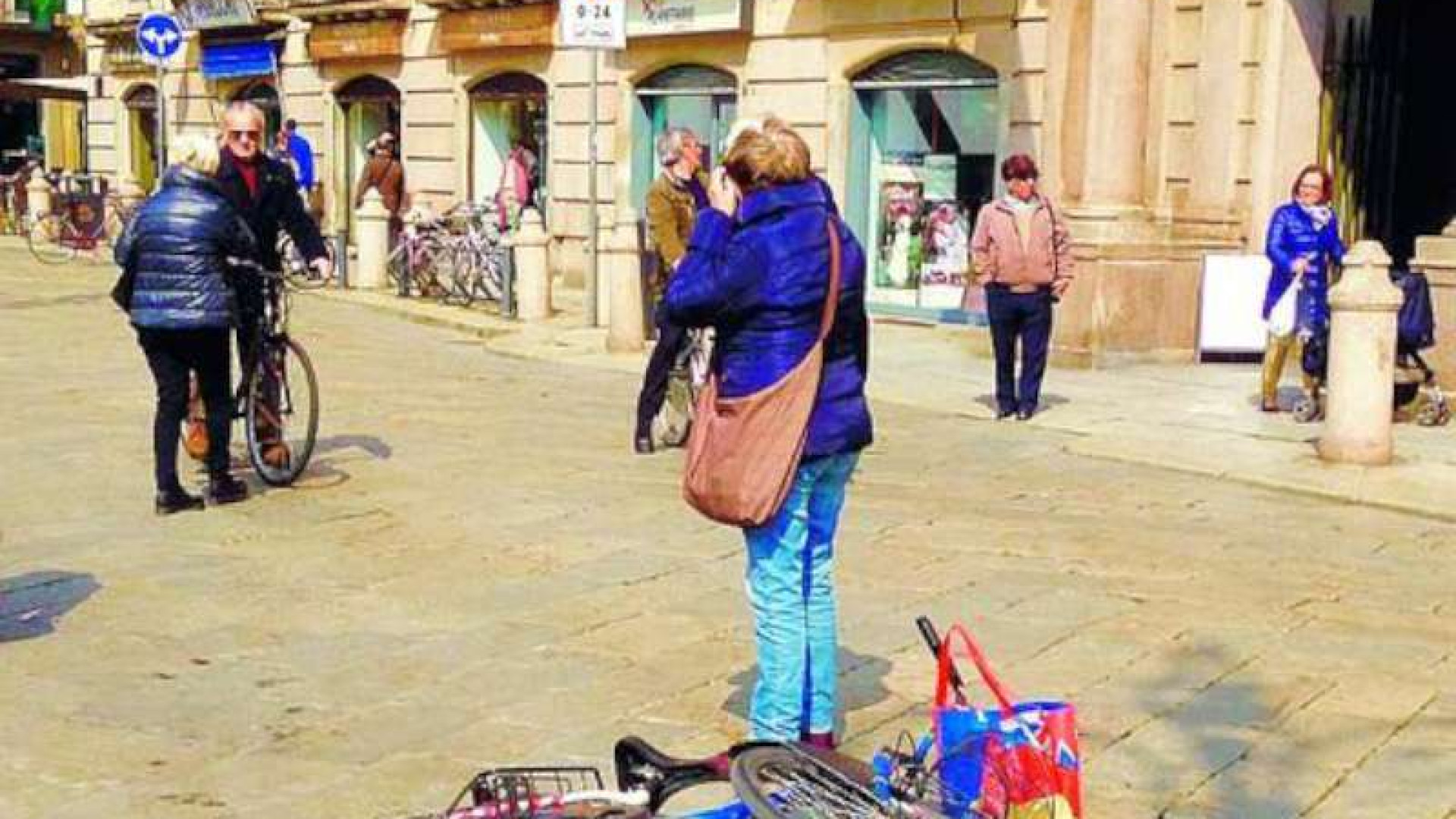 Deruba una donna e in bici ne travolge un’altra: è caccia al ladro