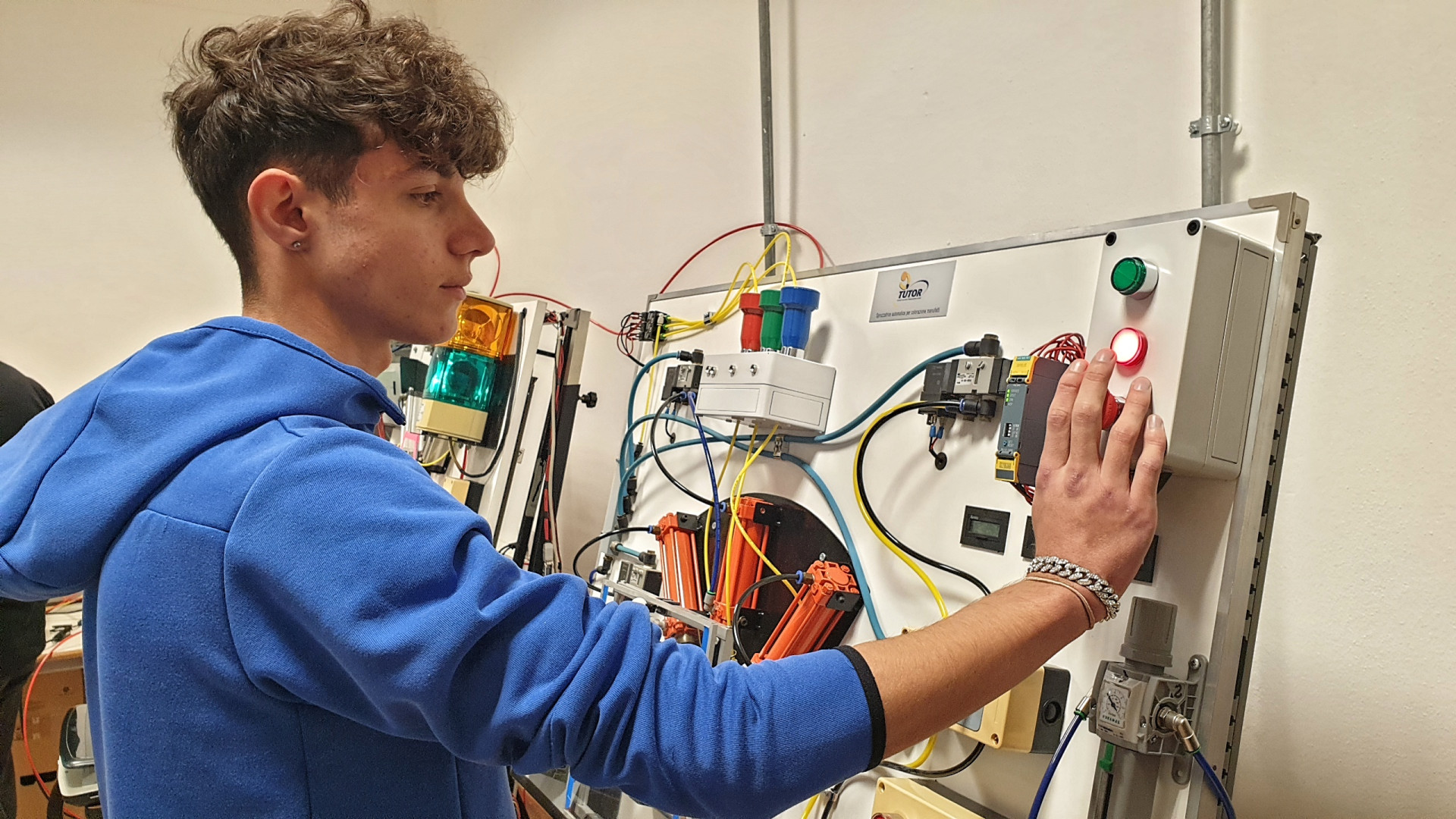 Tutor, un laboratorio per l’automazione con 12 postazioni e sette simulatori