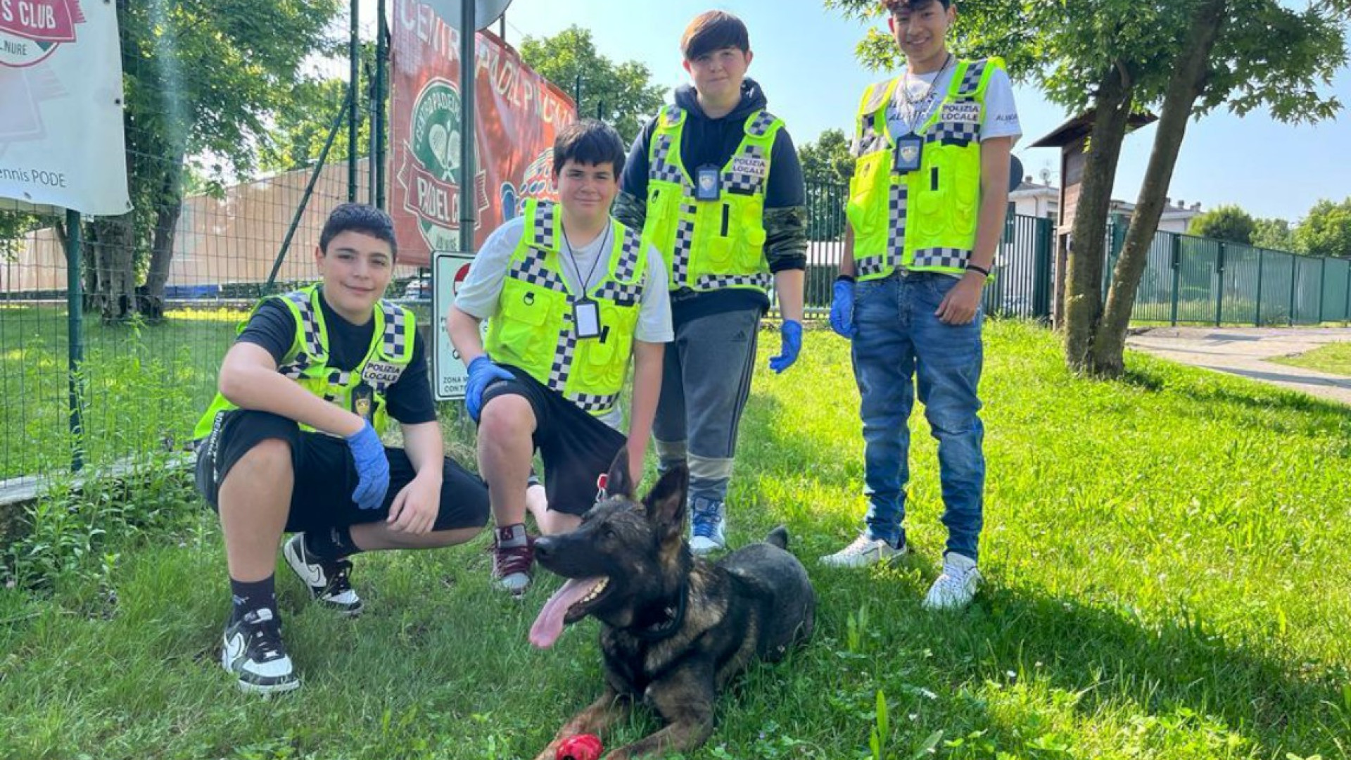 Distintivo, pettorina e cane antidroga: studenti della Val Nure agenti per un giorno