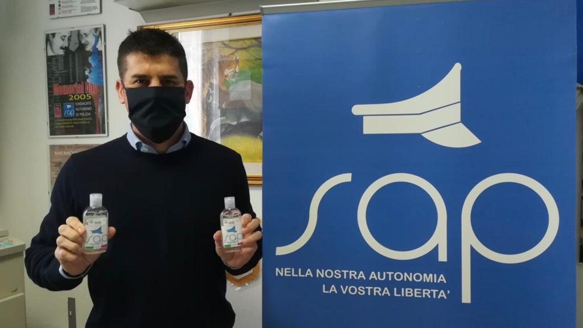 Il Sap distribuisce flaconi di gel igienizzante a tutti i poliziotti