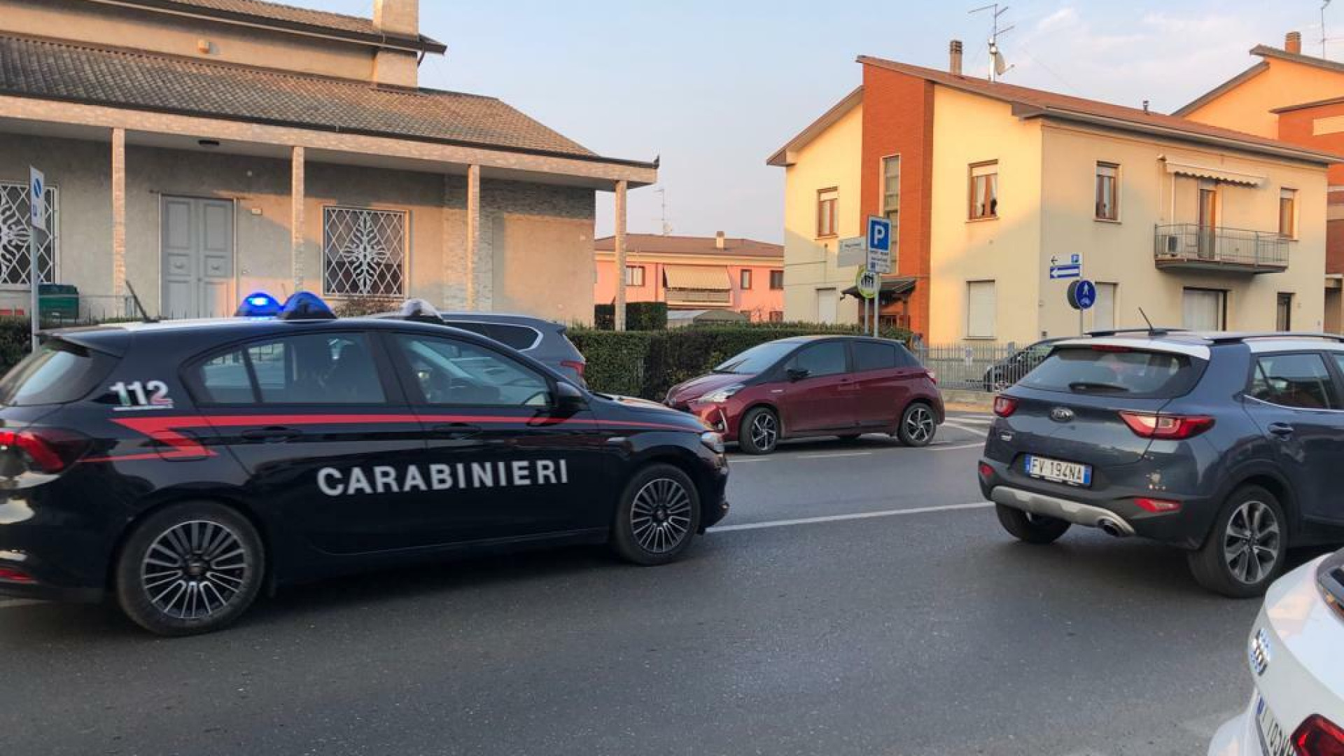 Lite a San Nicolò, padre accoltella il figlio in strada. Soccorso in farmacia