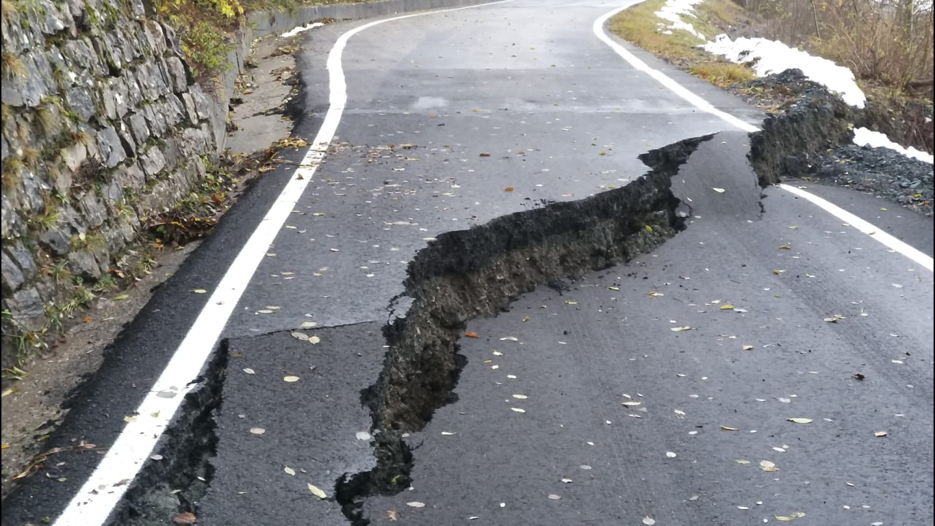 Il maltempo flagella le strade. Voragine a Centomerli, danni all'acquedotto Valnure. FOTO
