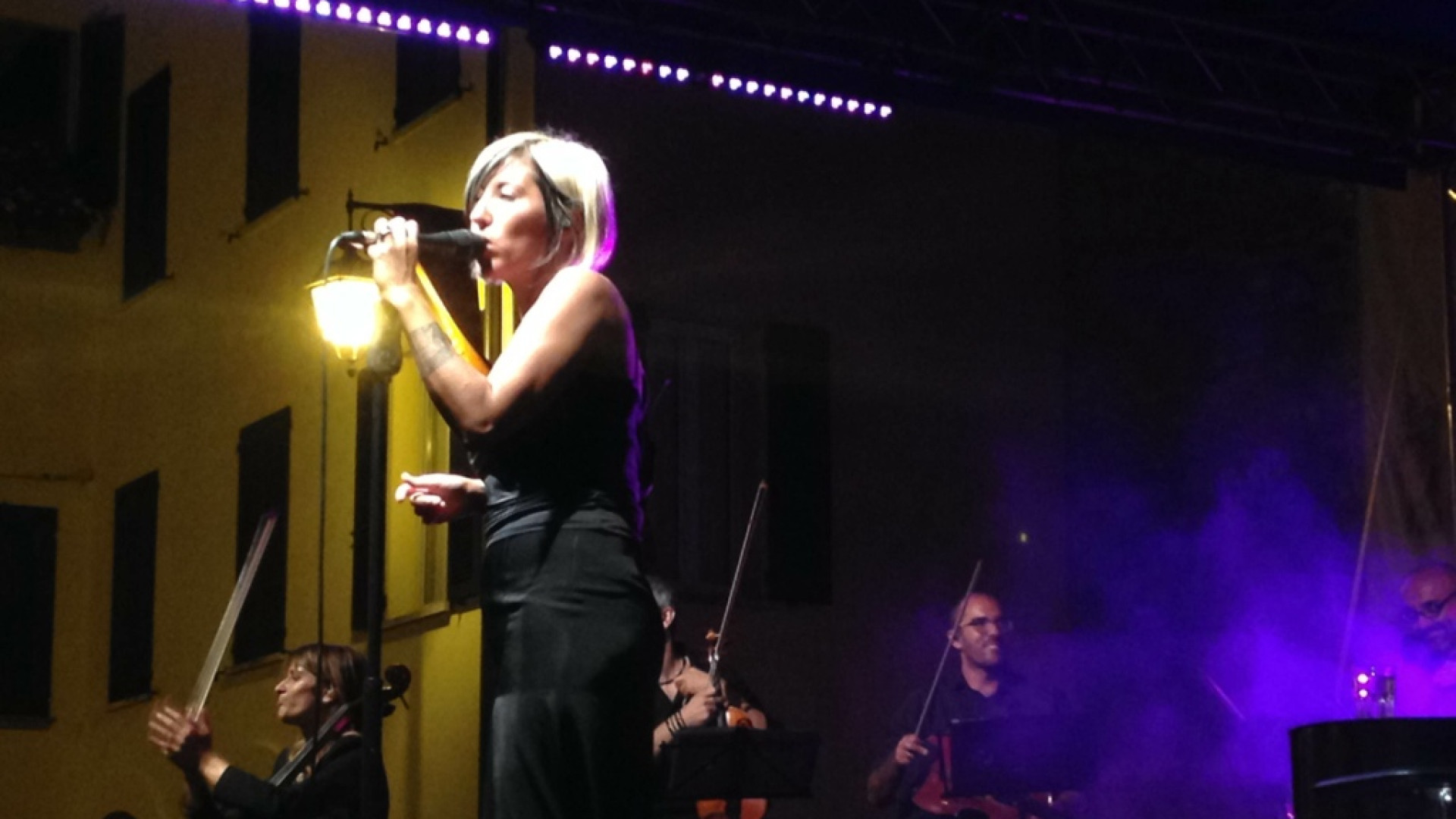 Musica: la voce di Malika Ayane incanta il pubblico di Bobbio