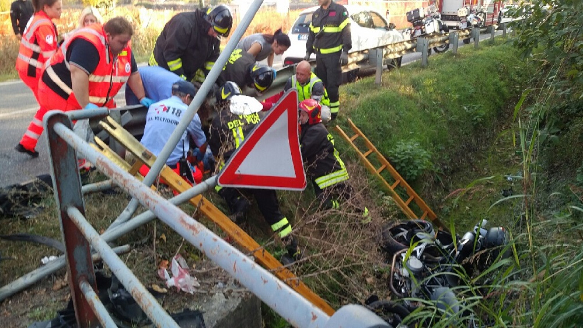 Finiscono nel canale dopo un tamponamento, ragazzo all'ospedale