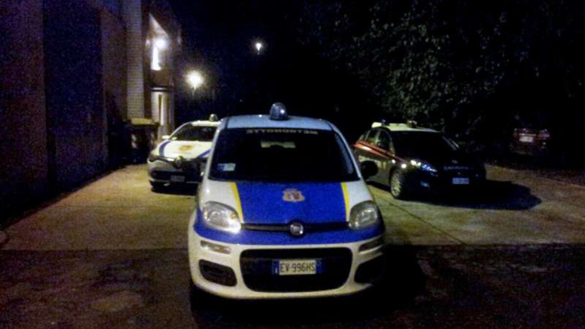 Sfondano il portone di una ditta con le bombole delle bibite. Ladri in fuga