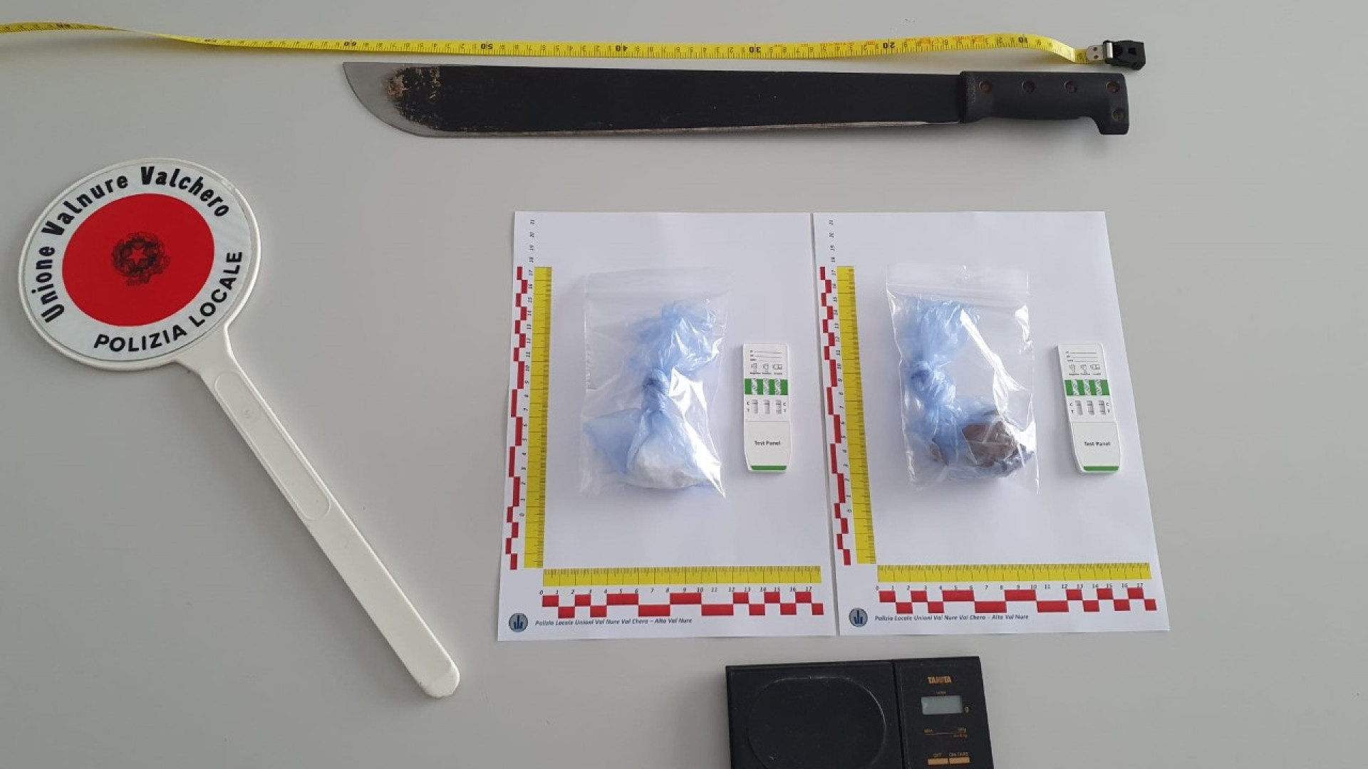 Vede gli agenti e scappa nella boscaglia, abbandonando droga e un machete