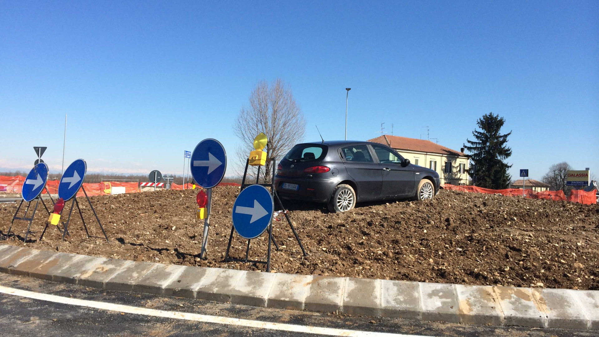 Auto sulla rotatoria, un altro incidente al nuovo rondò di Sarmato