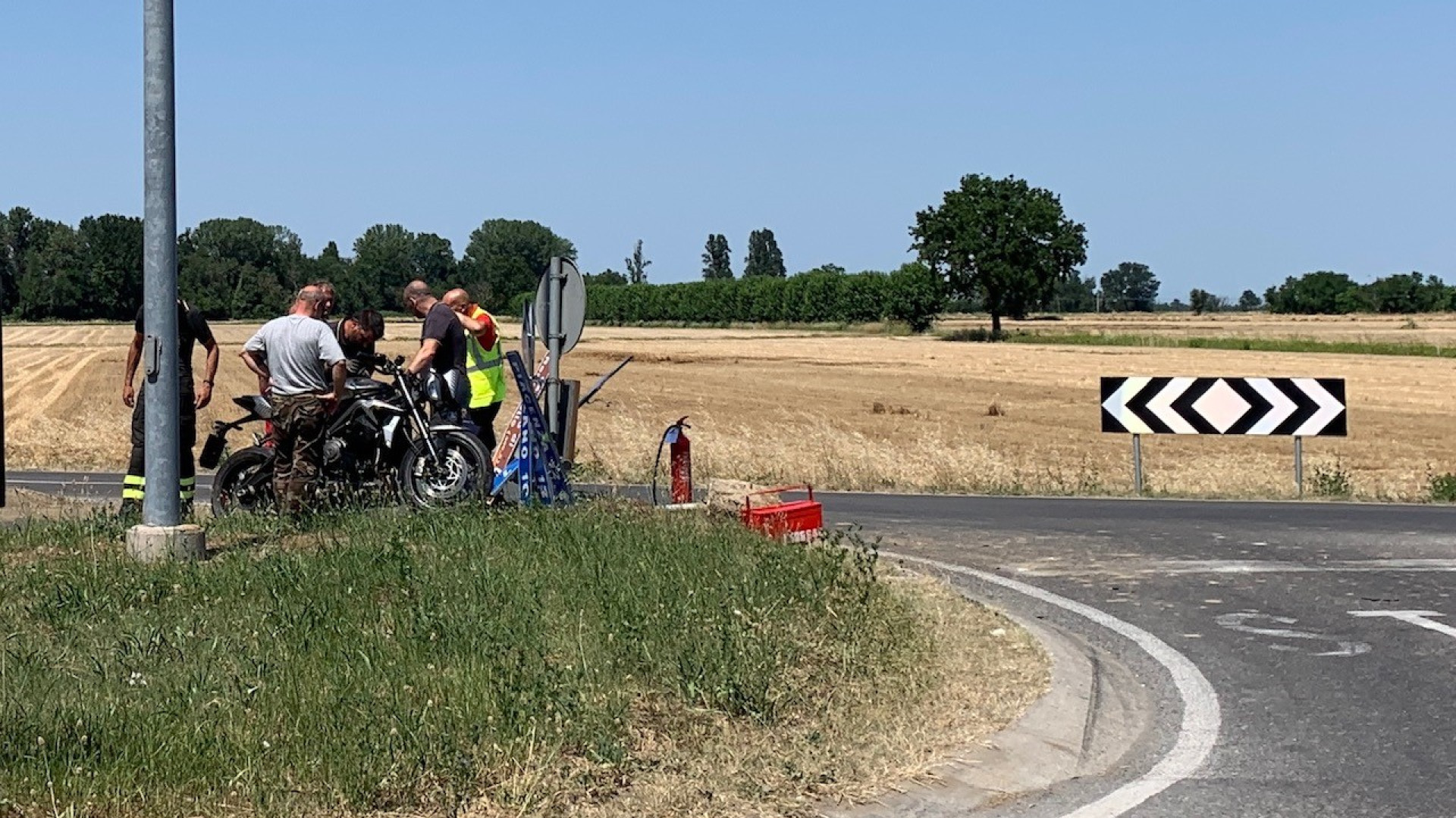 Cade con la moto all'incrocio per Tuna e abbatte tutti i cartelli stradali