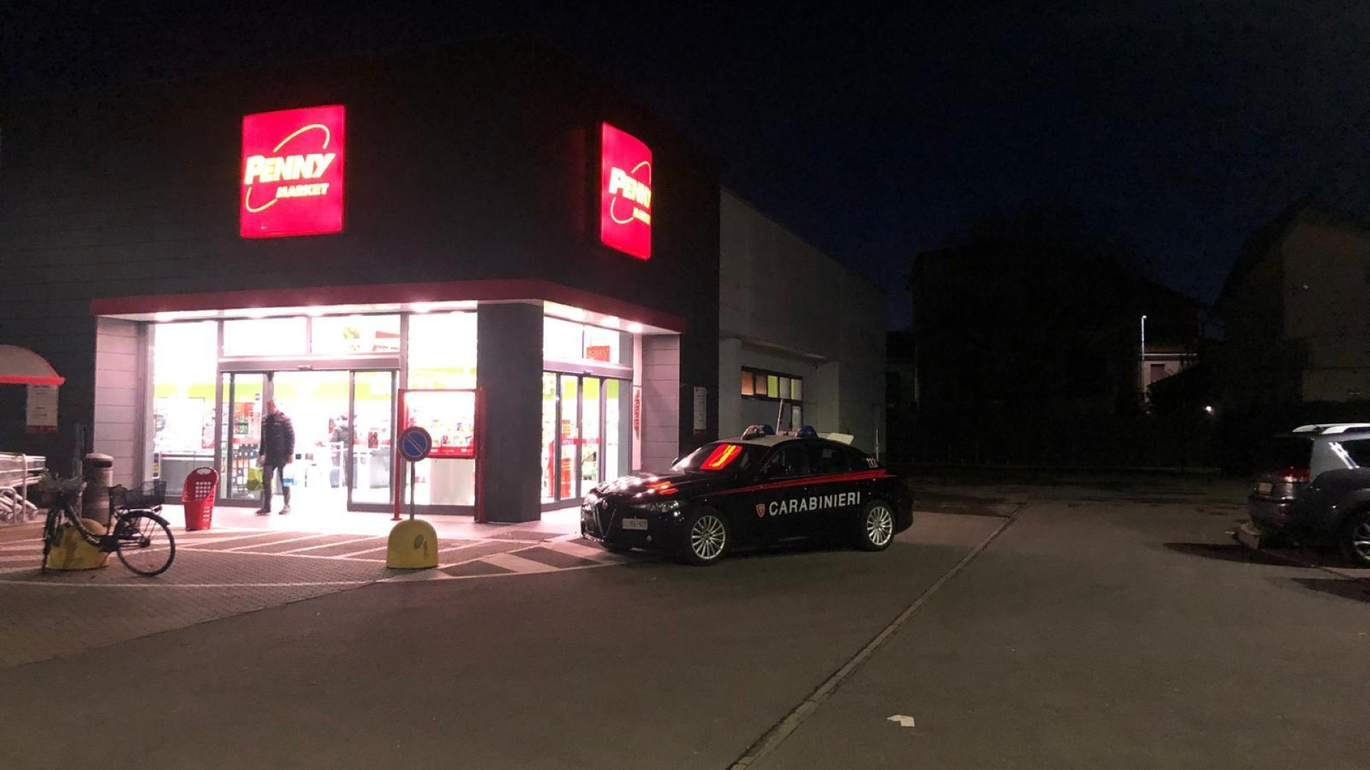 Spunta un coltello e il furto al Penny di corso Europa diventa una rapina