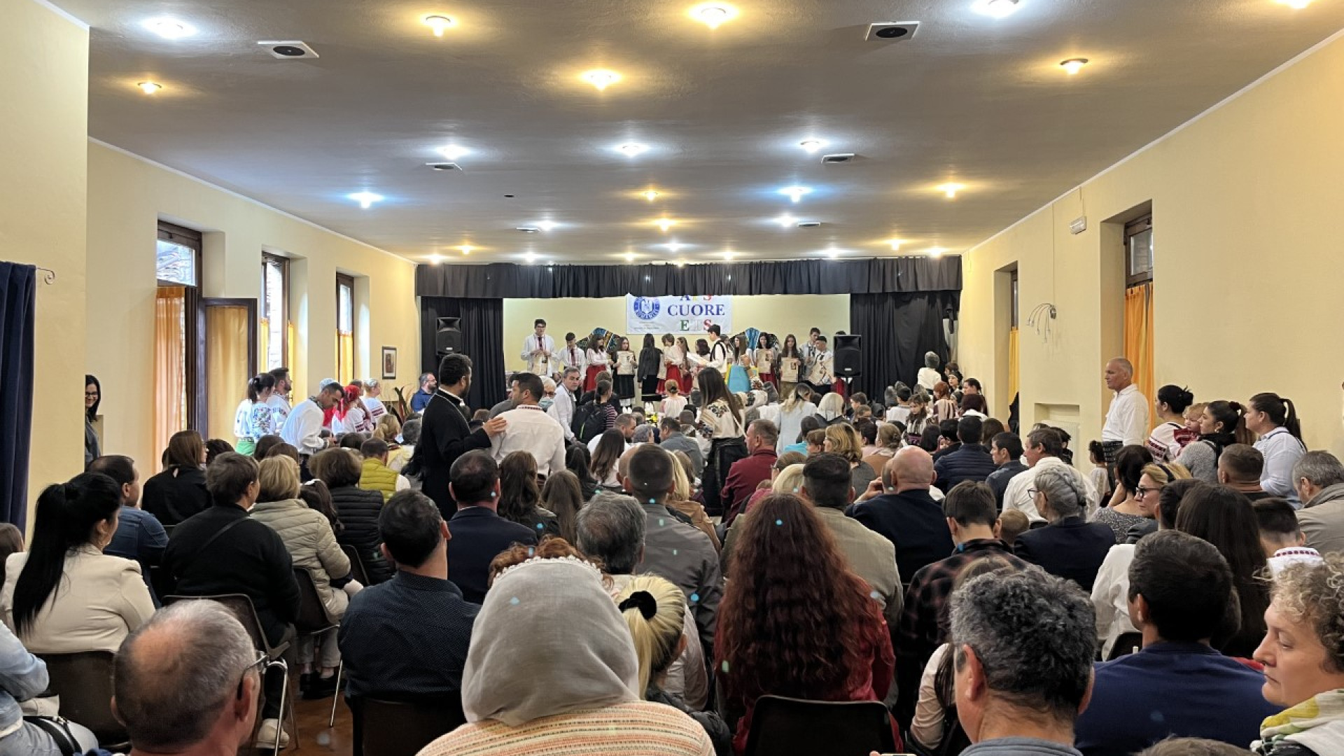 "Inaugurazione all'insegna della pace". Cento allievi alla scuola rumena di Piacenza