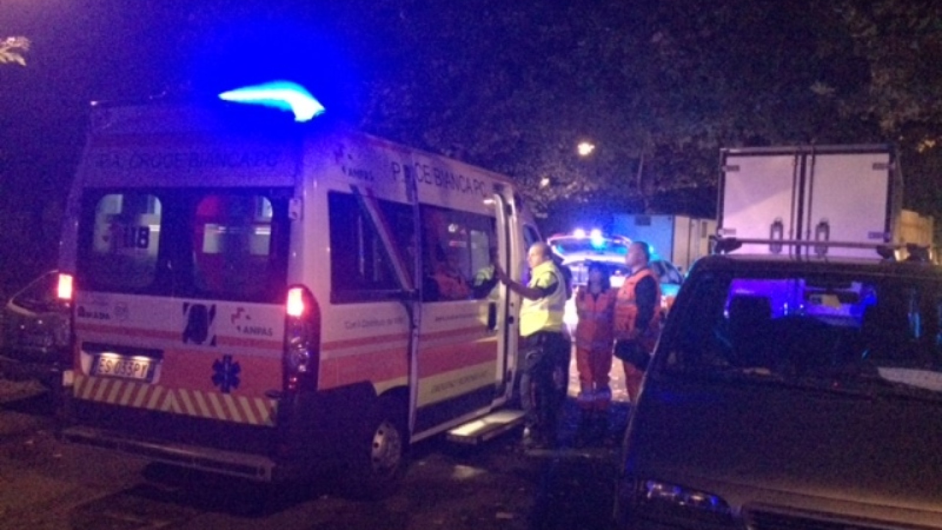 Cuoce carne argentina, la fiamma lo investe: ustionato al mercato europeo