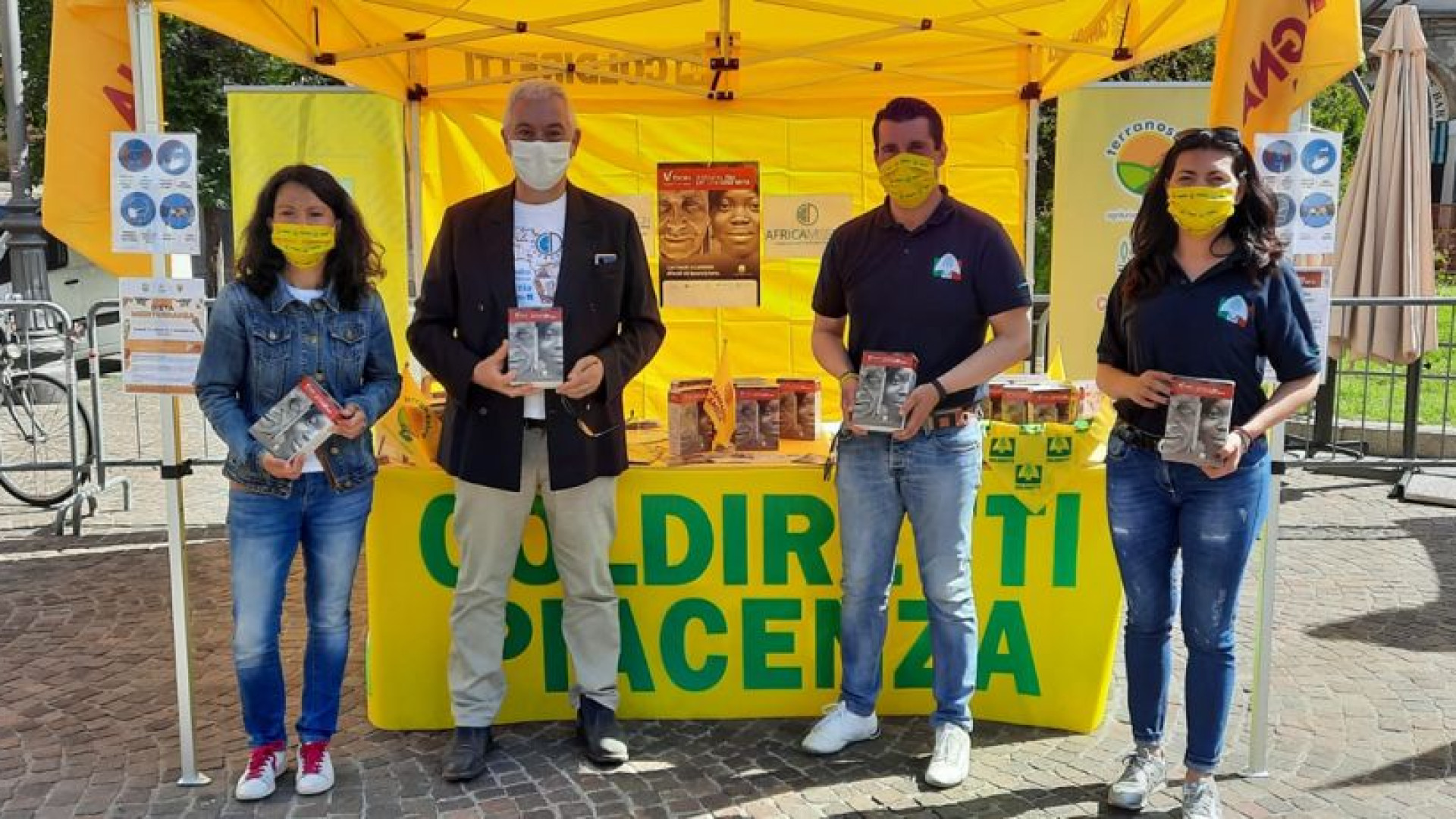 Al mercato contadino il riso di Africa Mission per aiutare Caritas e Uganda