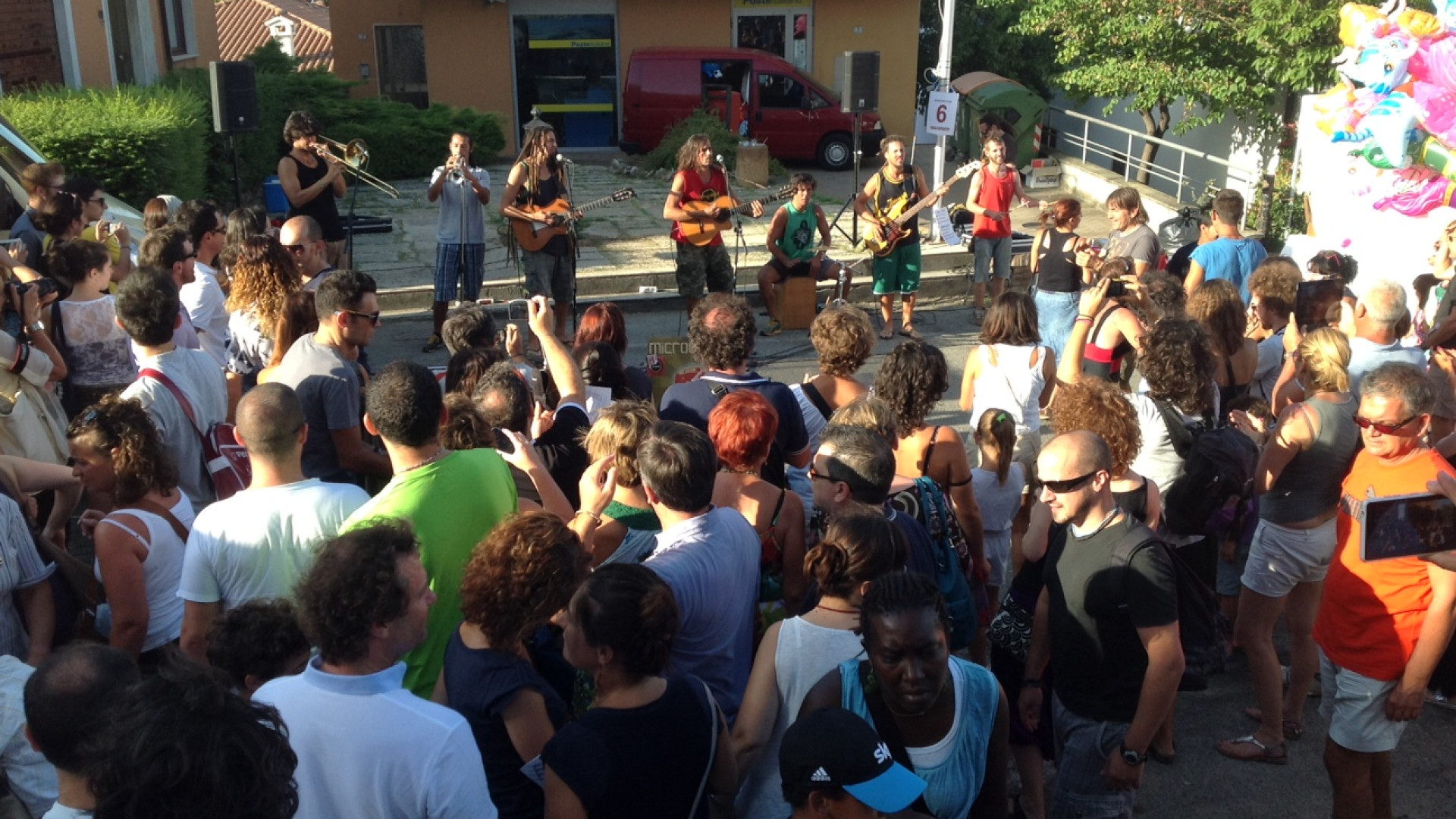 Bascherdeis, tornano gli artisti di strada. Vernasca teatro a cielo aperto