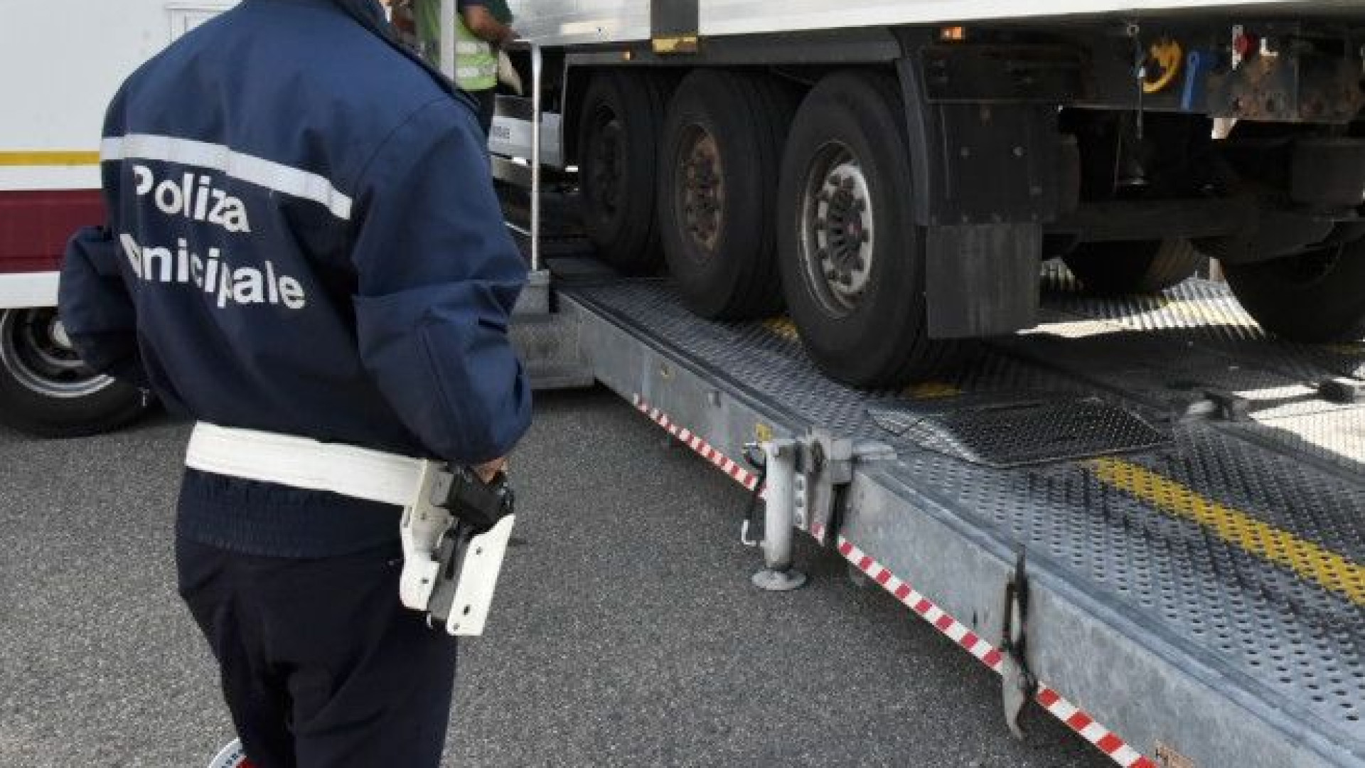 Camionisti al telefono mentre guidano: 25 multe e due patenti ritirate