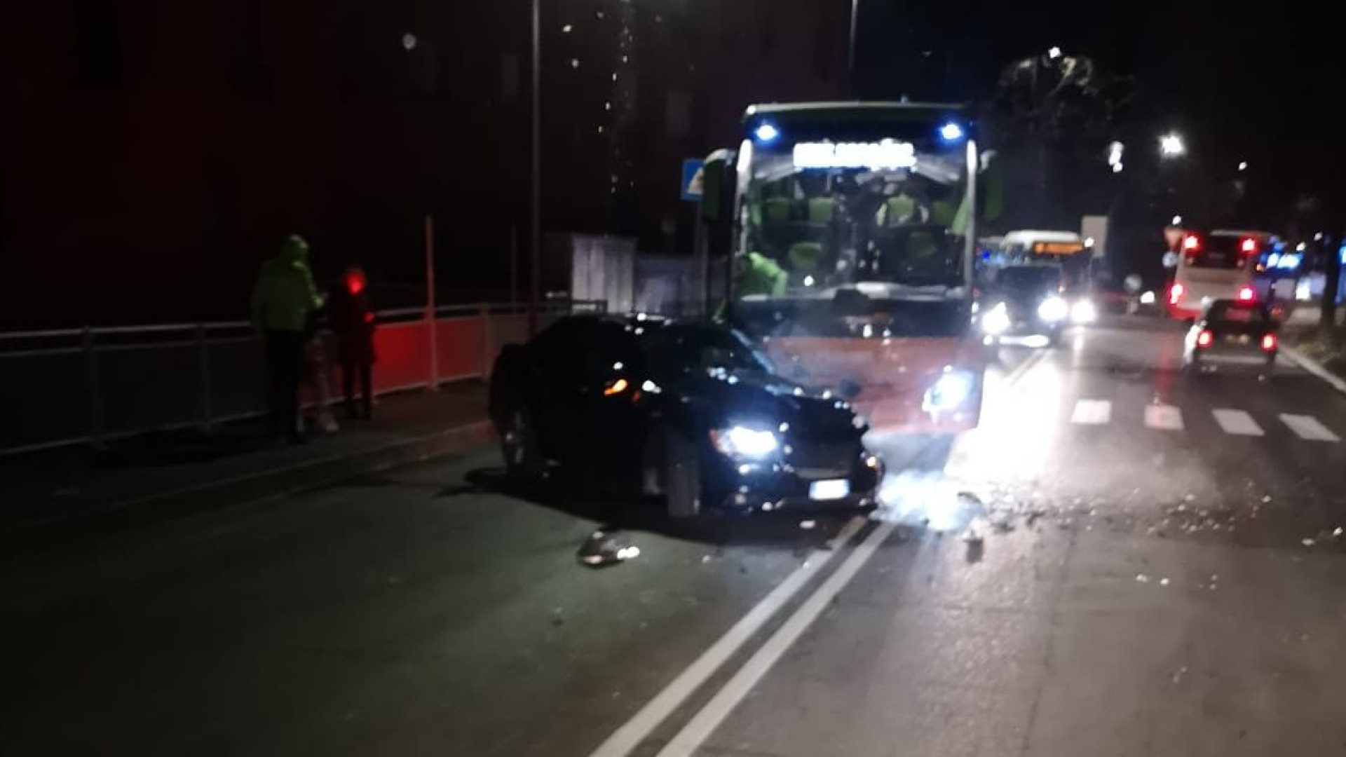 Scontro frontale tra bus e auto in via La Primogenita. Due feriti in ospedale