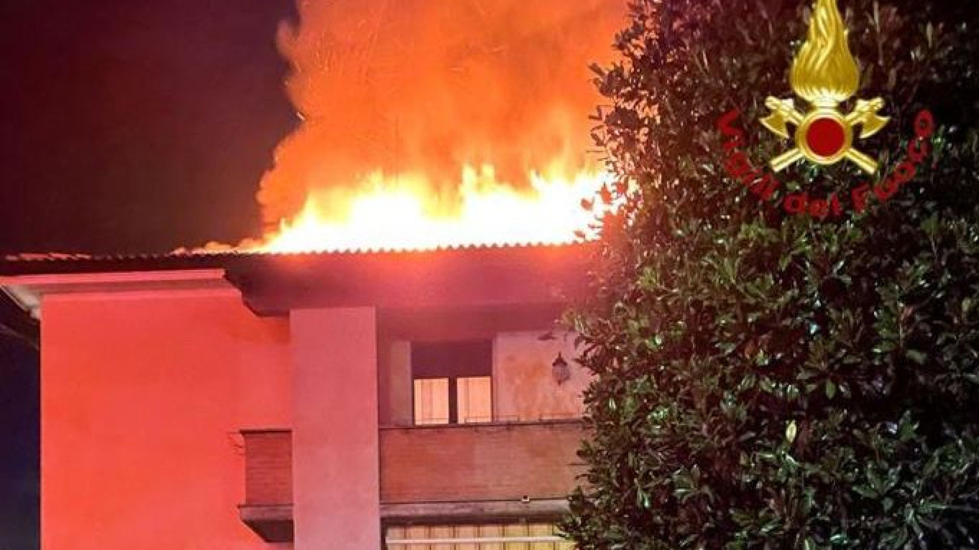 Tetto in fiamme a Sarmato, ingenti i danni. Vigili del fuoco al lavoro tutta la notte