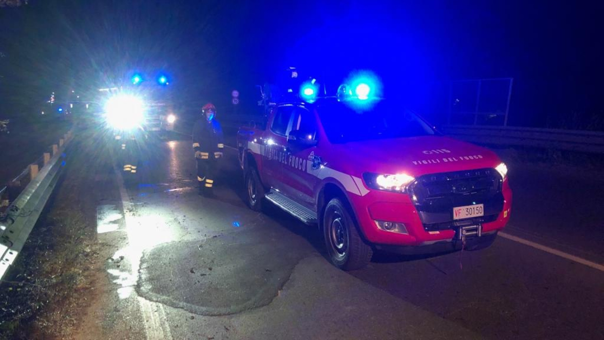 Super lavoro per i vigili del fuoco, roghi sospetti in tre zone cittadine