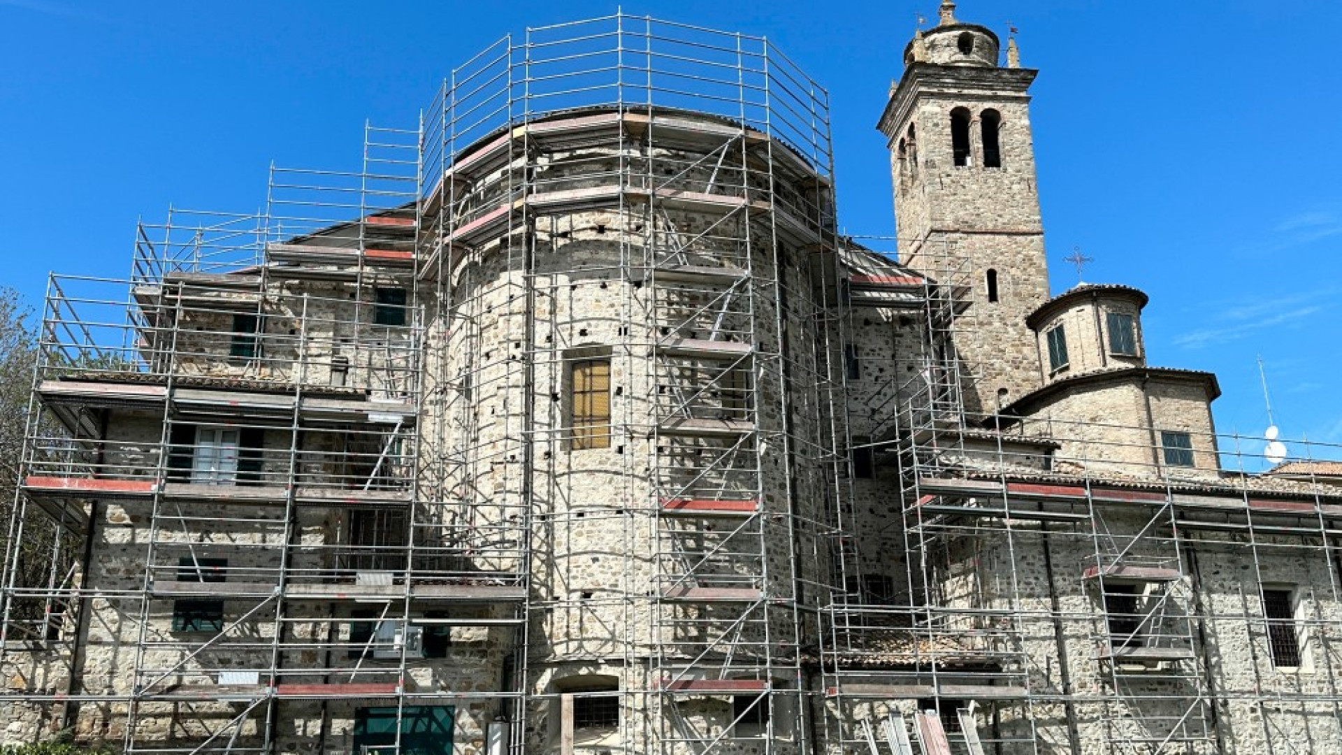 Ecco le cure alla Madonna dell'Aiuto a Bobbio. Via al rifacimento di tutto il tetto