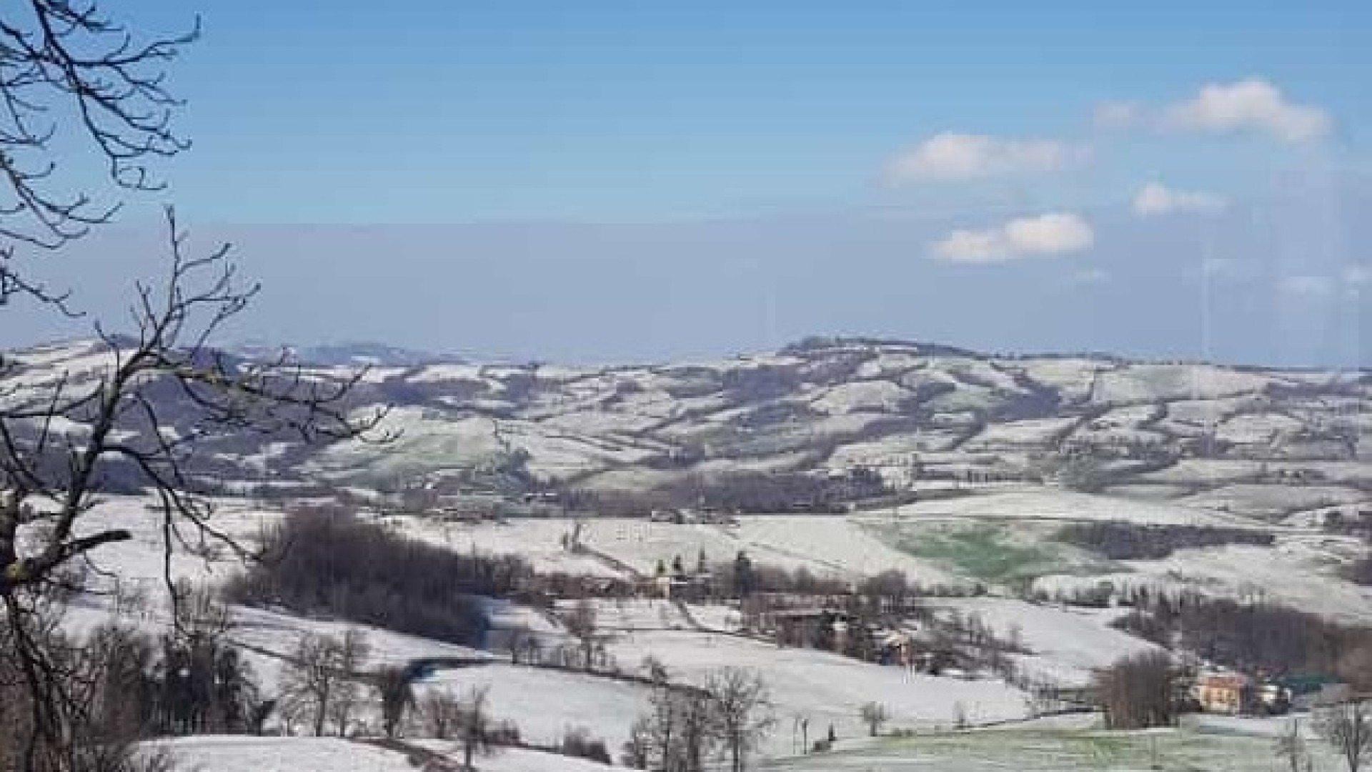 L'inverno batte un colpo. Allerta meteo nel Piacentino: domenica tra neve e vento
