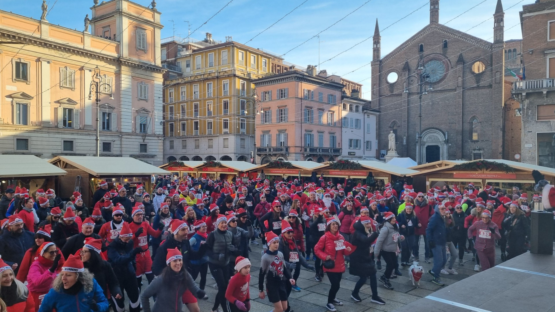 Piacenza invasa dai Babbi Natale, in 600 alla corsa per i bambini ospedalizzati