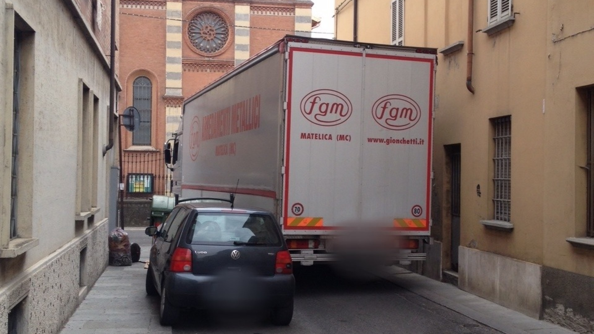 Il navigatore porta il tir in via Torta: strada bloccata, interviene la Municipale