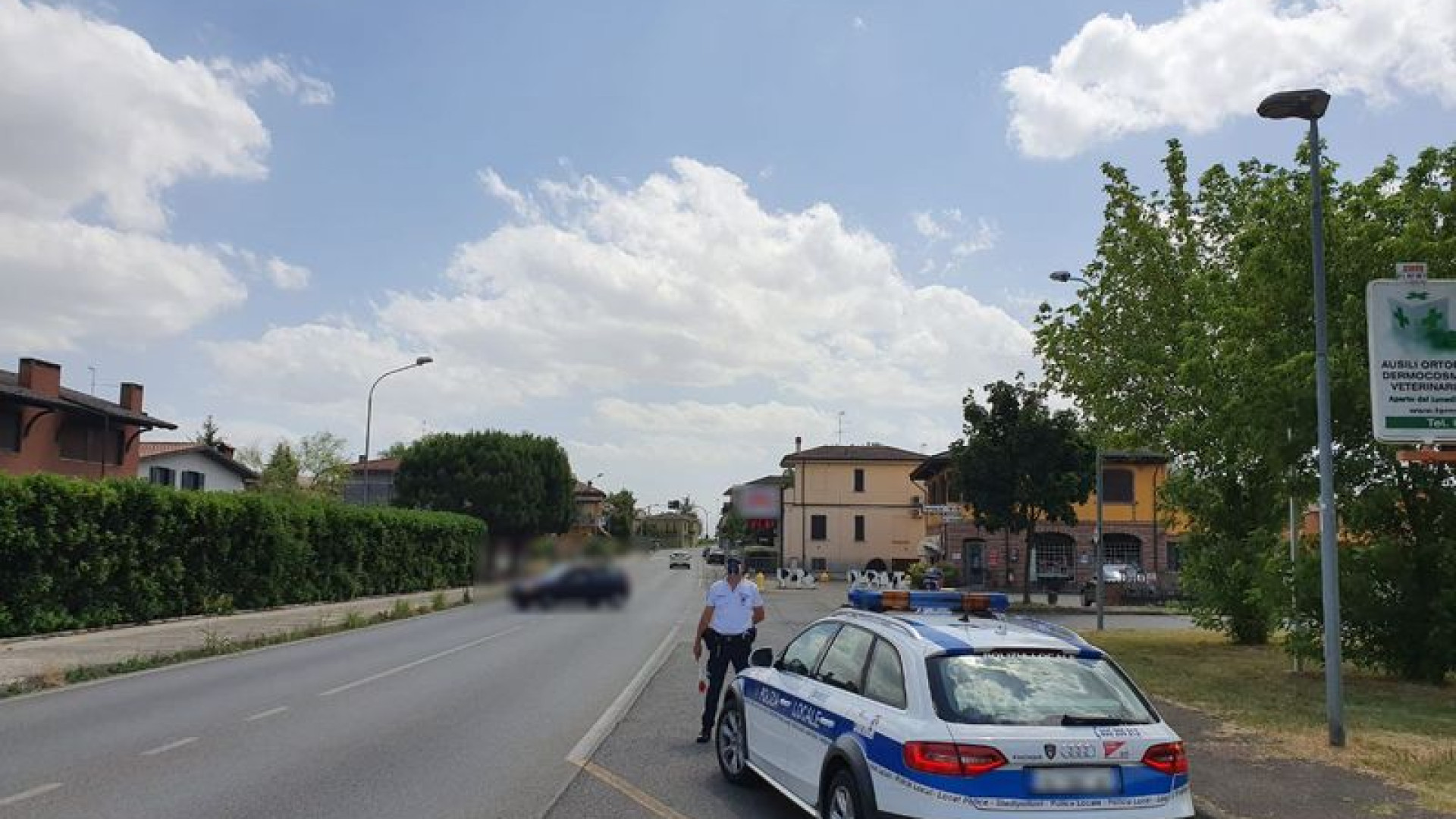 "Avrebbe tentato di urtare altre vetture". Interviene la polizia locale e la blocca
