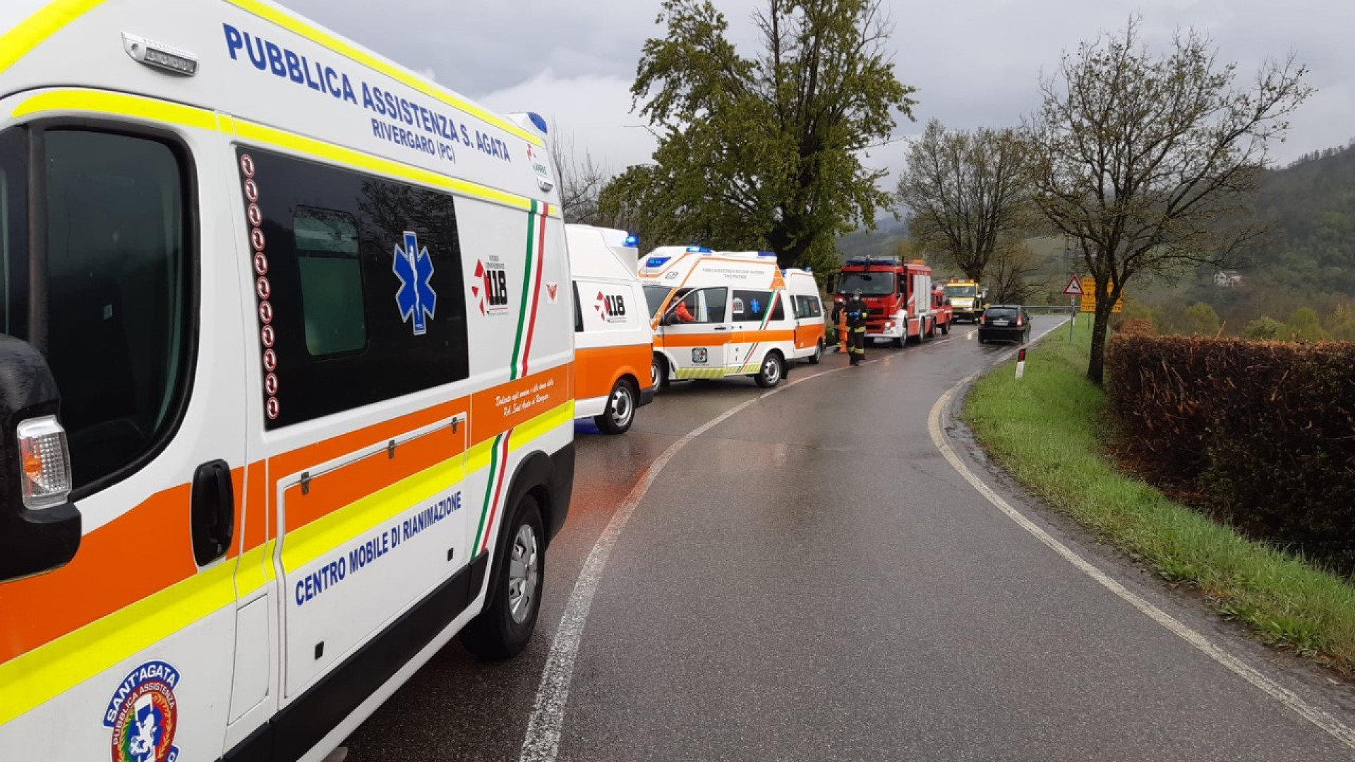 Quattro ragazzi tornano dal Penice e finiscono con l'auto contro l'albero: feriti