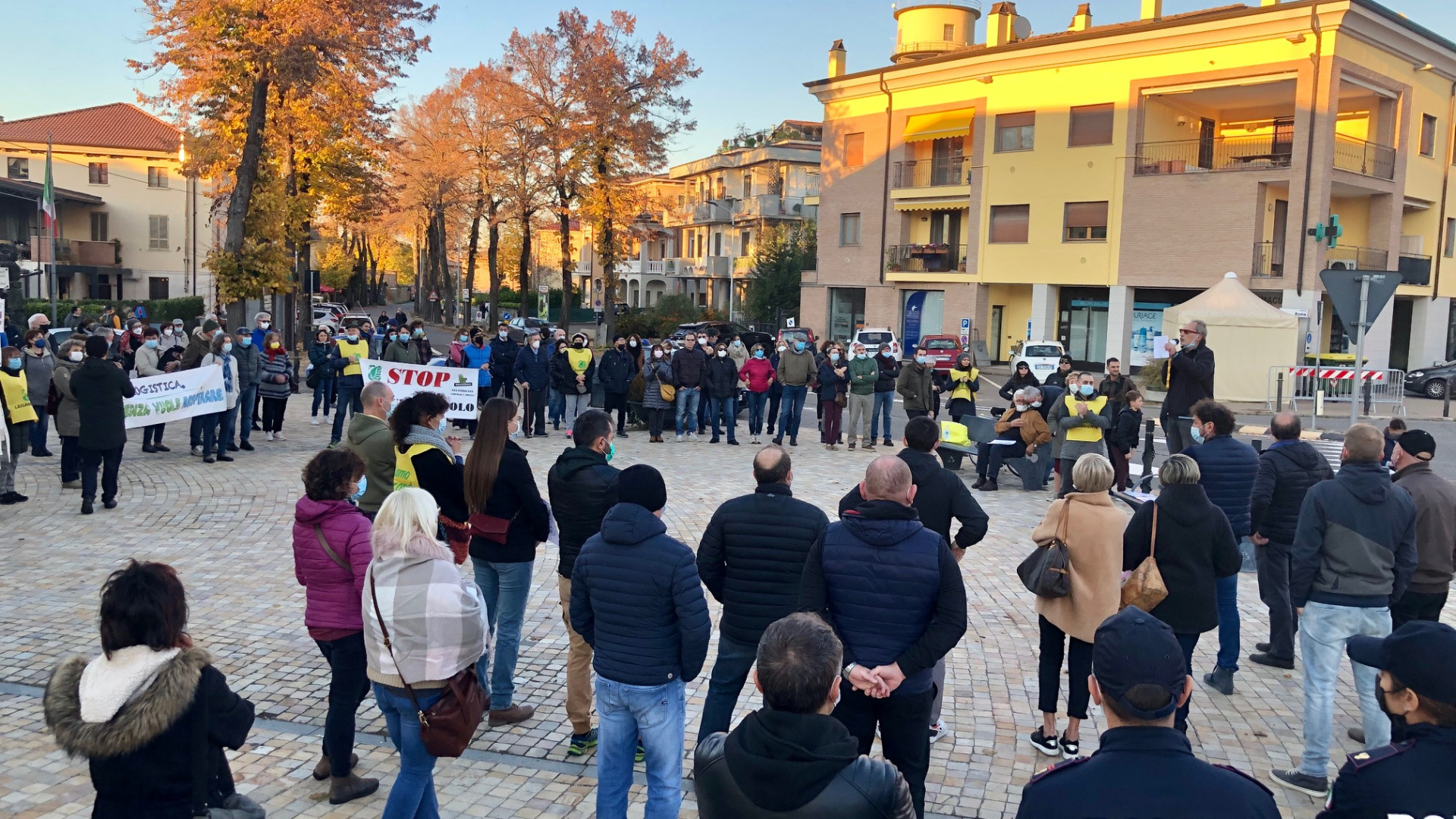 Logistica a Gossolengo, un centinaio in piazza per protestare: "No al progetto"