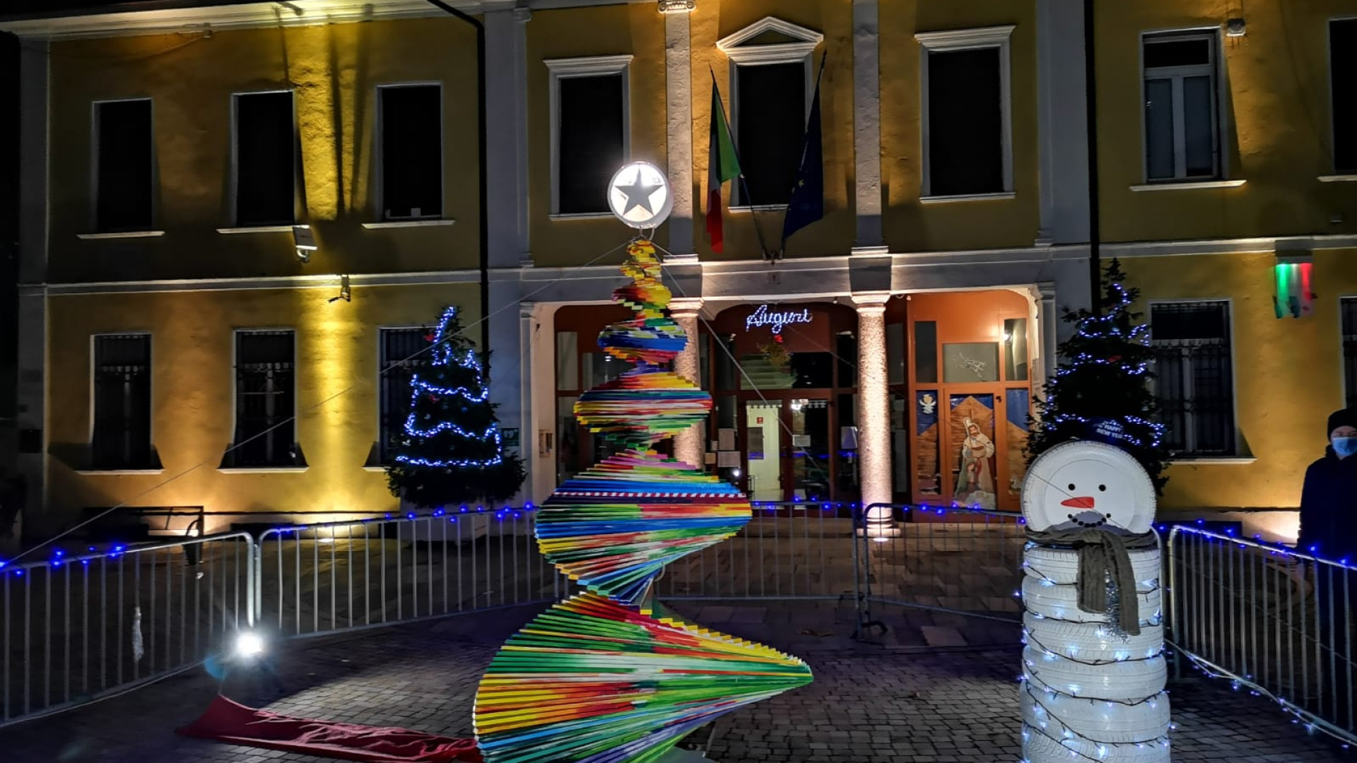 In piazza a Gossolengo un albero "artistico" per festeggiare il Natale