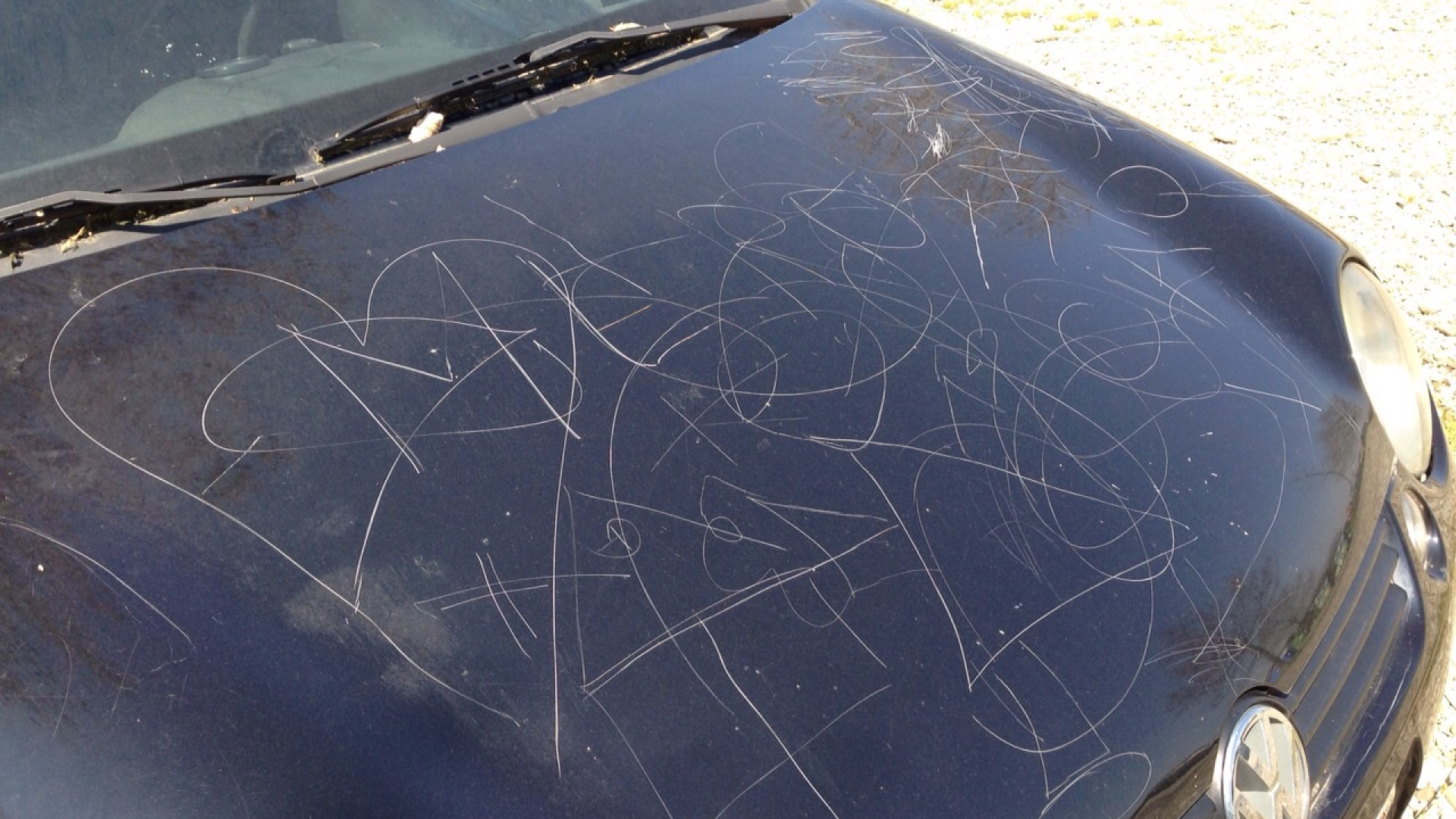 Gragnano, vandalismi e via al buio. Il sindaco: "E' una strada privata"