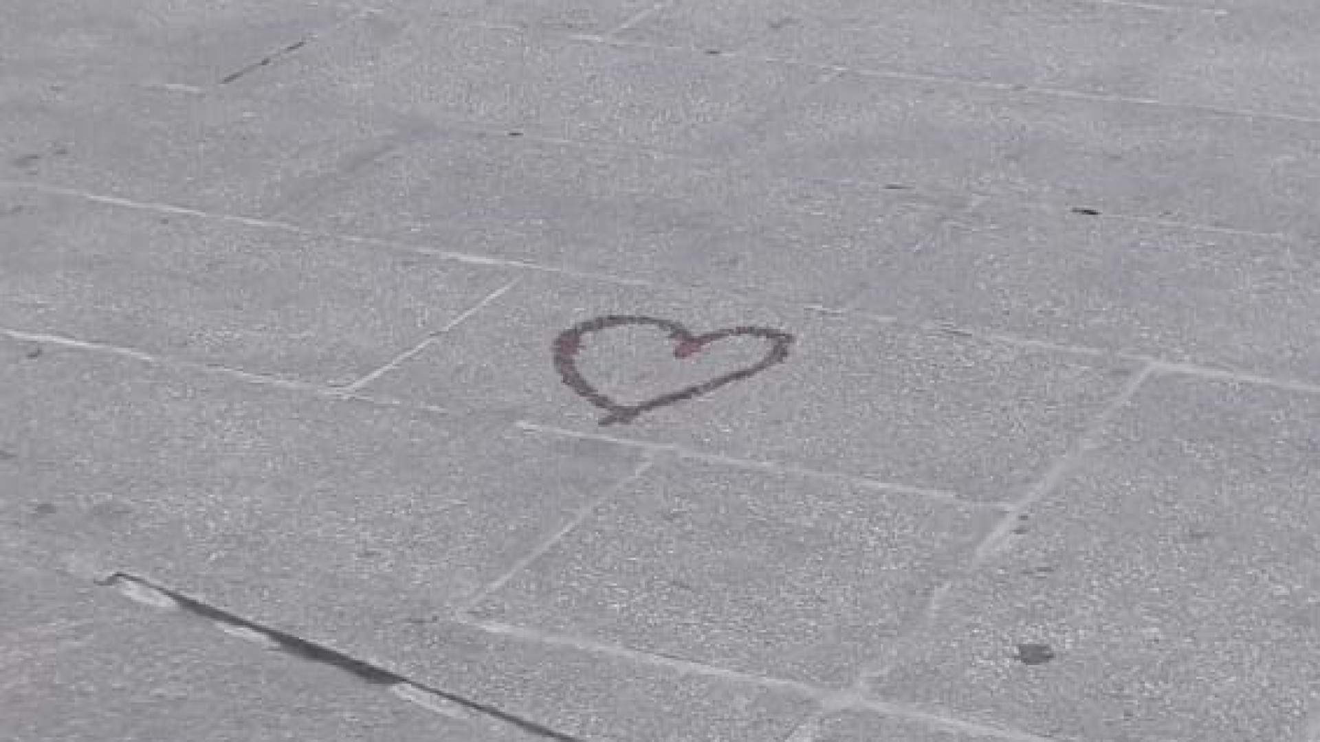 Largo Battisti, il disegno di un cuore per ricordare Pino Vommaro