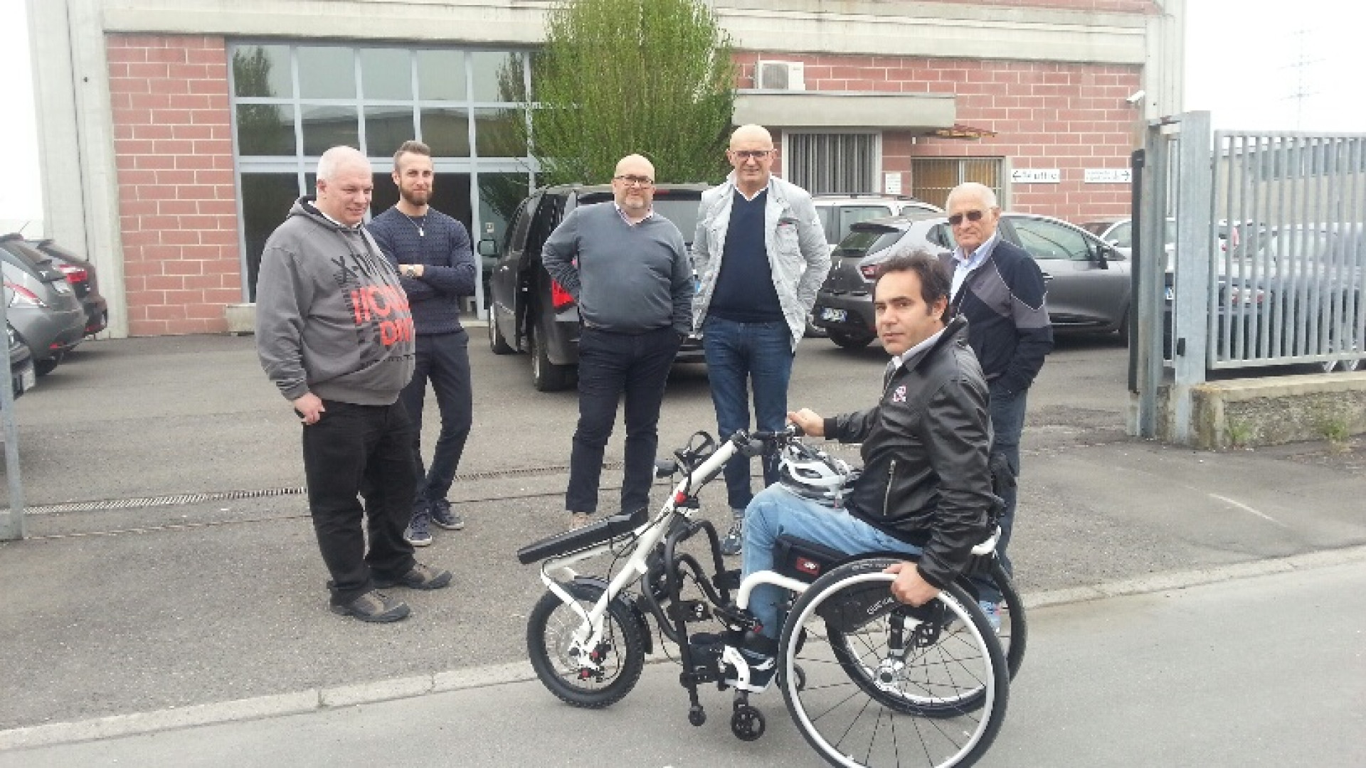 Giro d'Italia contro le morti sul lavoro. Handbike donata a Bruno Galvani