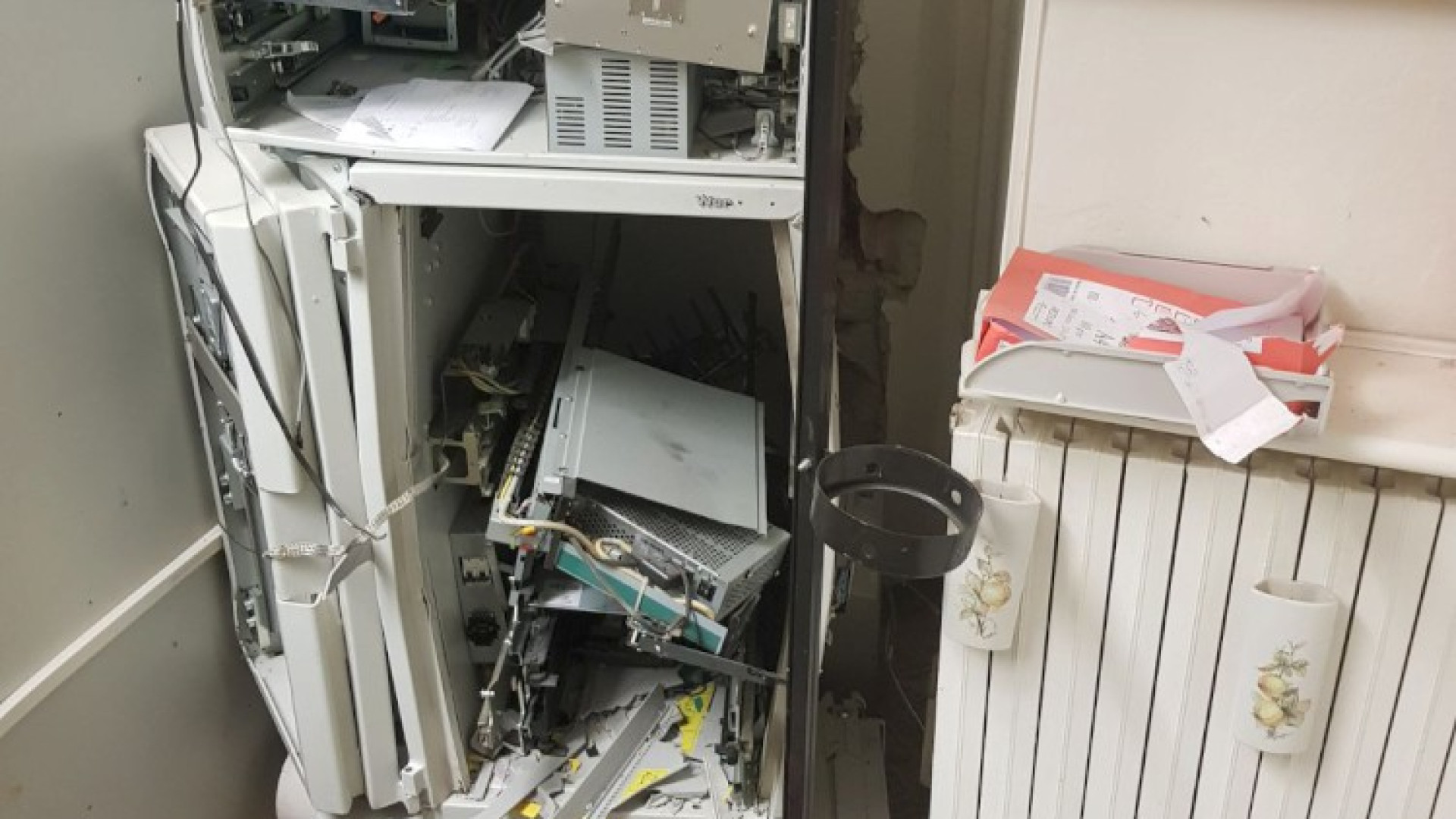 Colpo in banca, mazzate alla porta e bancomat esploso. Guarda il video