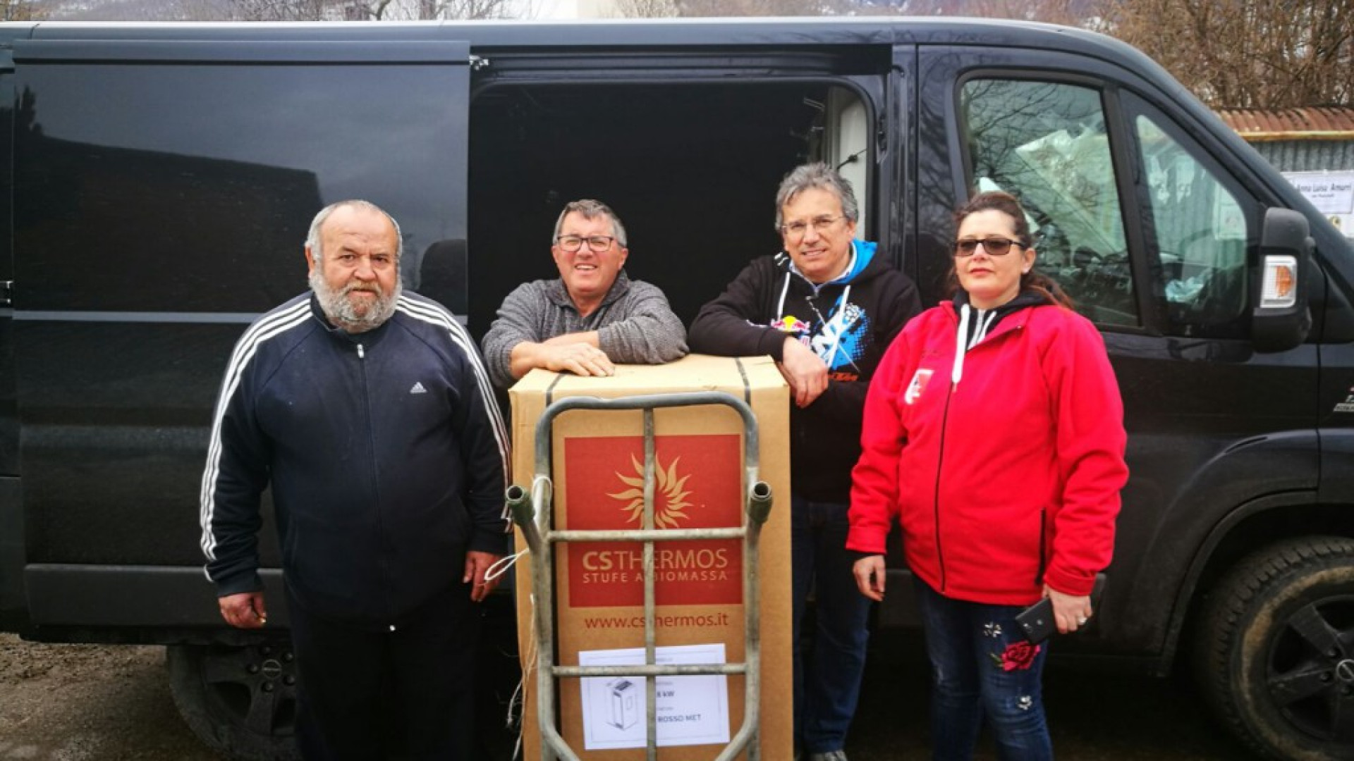 Una stufa a una famiglia con 3 figli del Centro Italia e mangime per animali