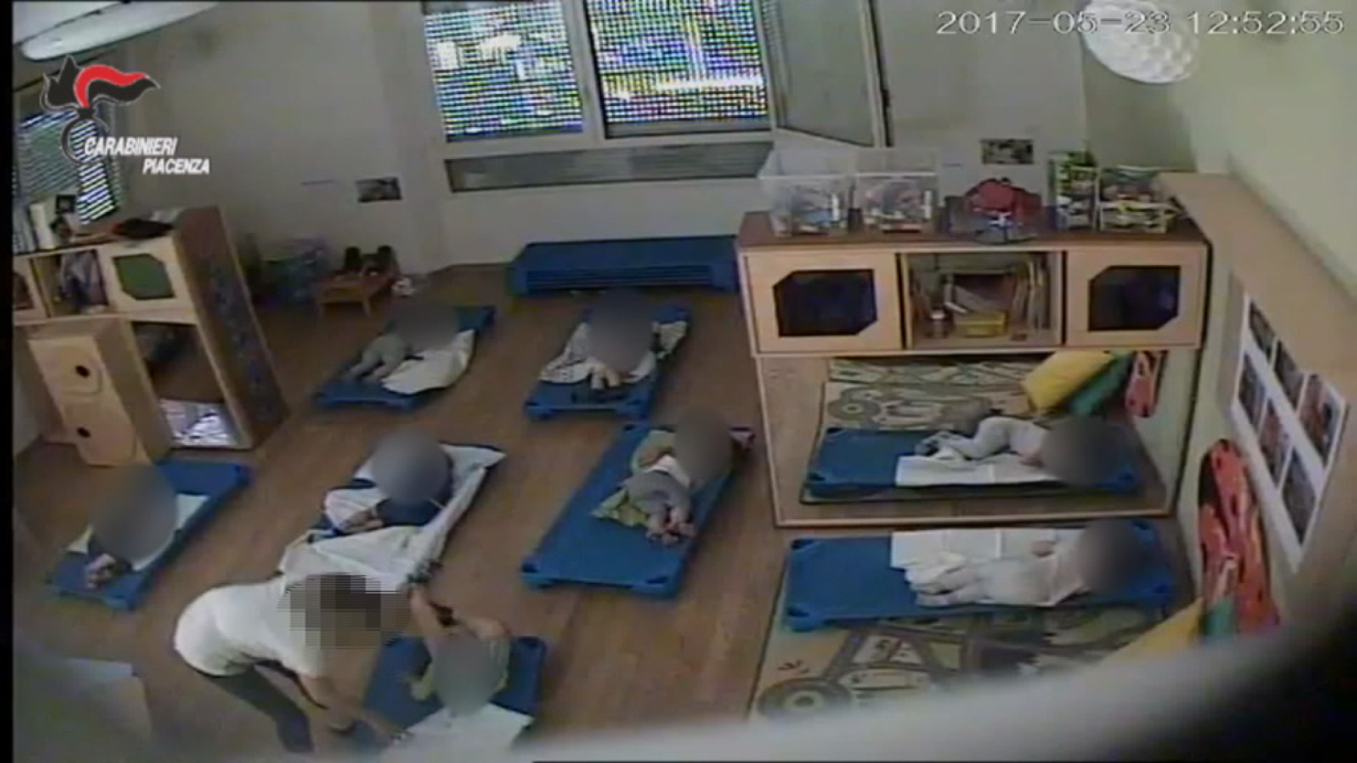 Bambini schiaffeggiati e strattonati all'asilo nido Farnesiana: GUARDA IL VIDEO