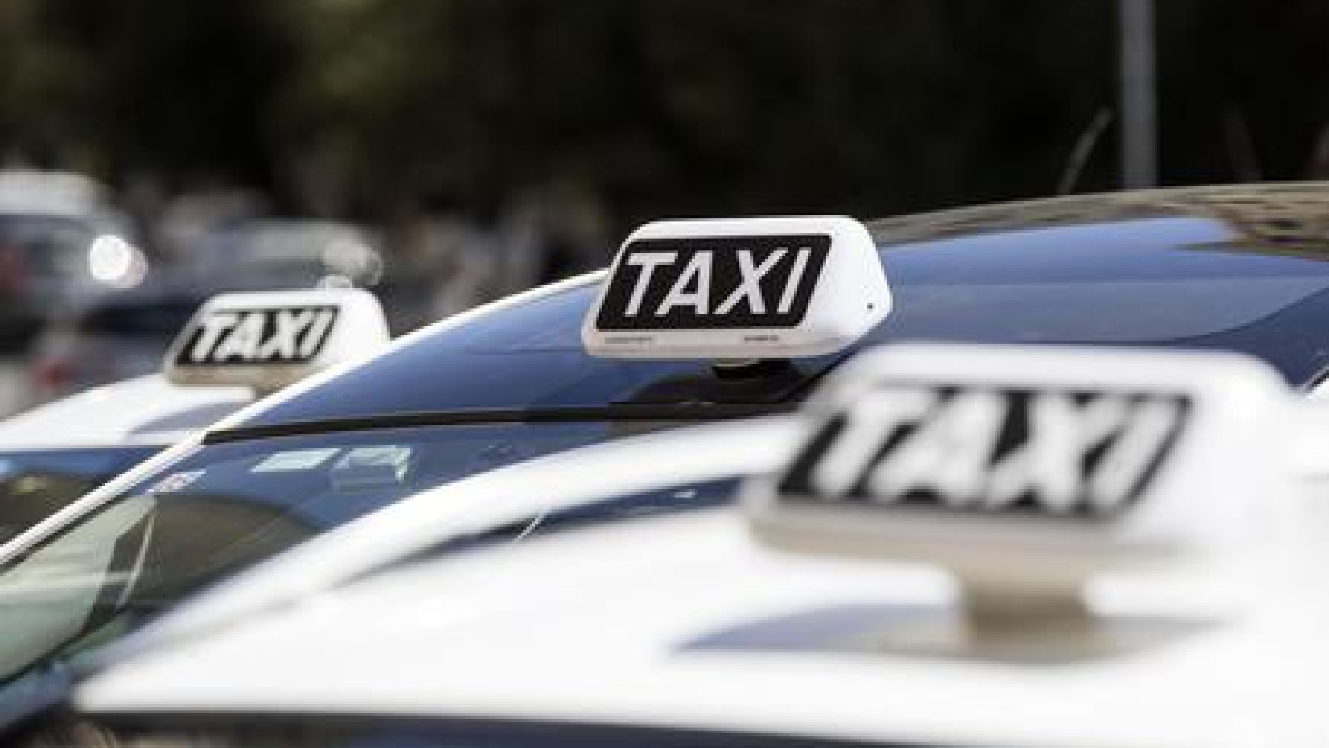 Chiama il taxi nove volte senza risposta: "Abbiamo 300 richieste al giorno"