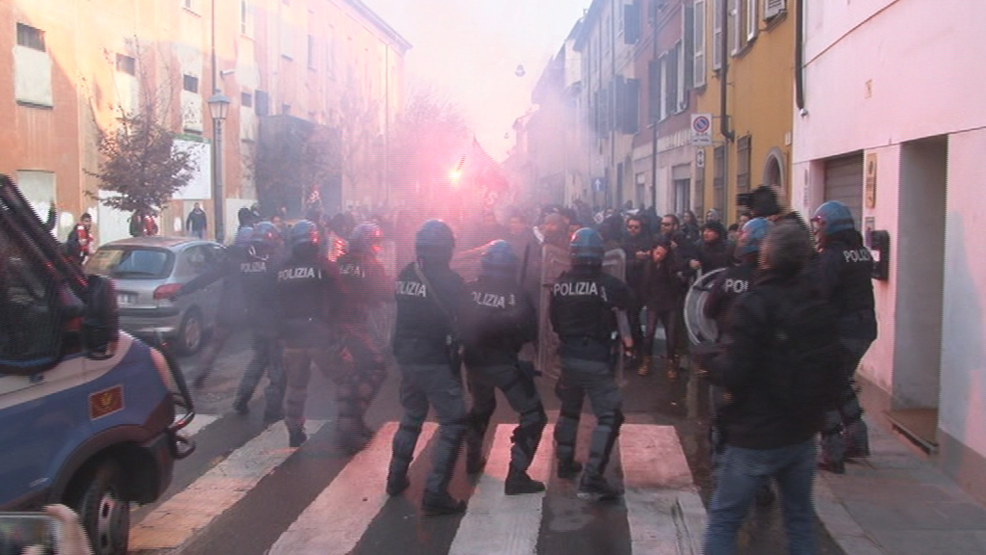 È caccia ai protagonisti del sabato di violenza in centro. Condanna di tutto il mondo politico