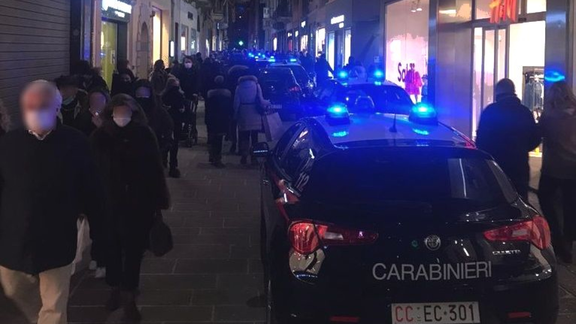Maxi rissa tra cinque giovani in centro storico sotto gli occhi di passanti e negozianti terrorizzati