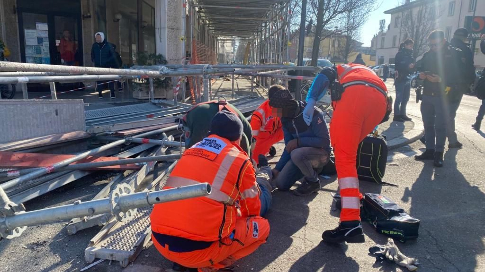 Crolla un ponteggio in via Colombo: operaio cade da cinque metri di altezza