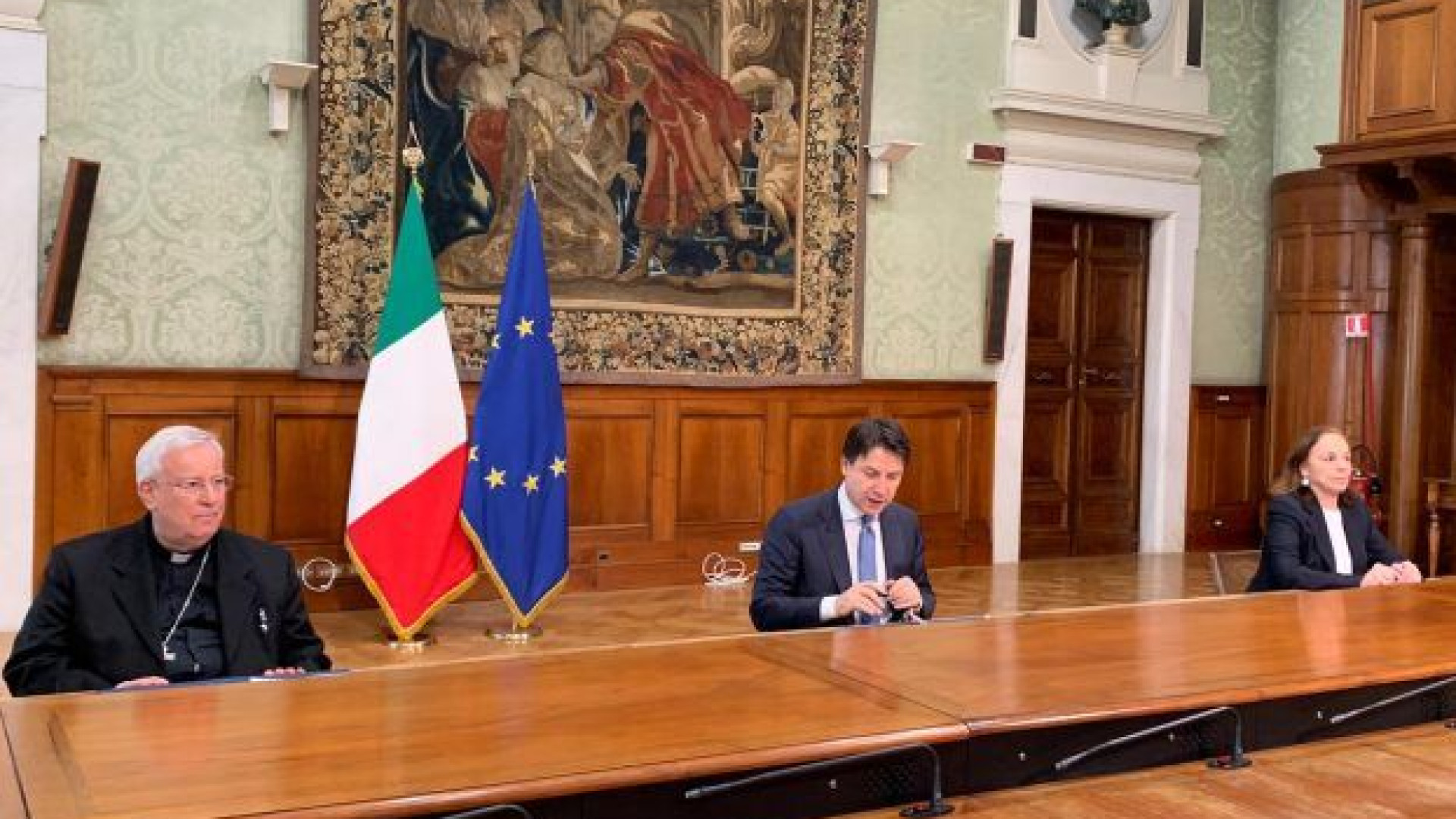 Messe aperte dal 18 maggio, Comunione con mascherina e guanti monouso